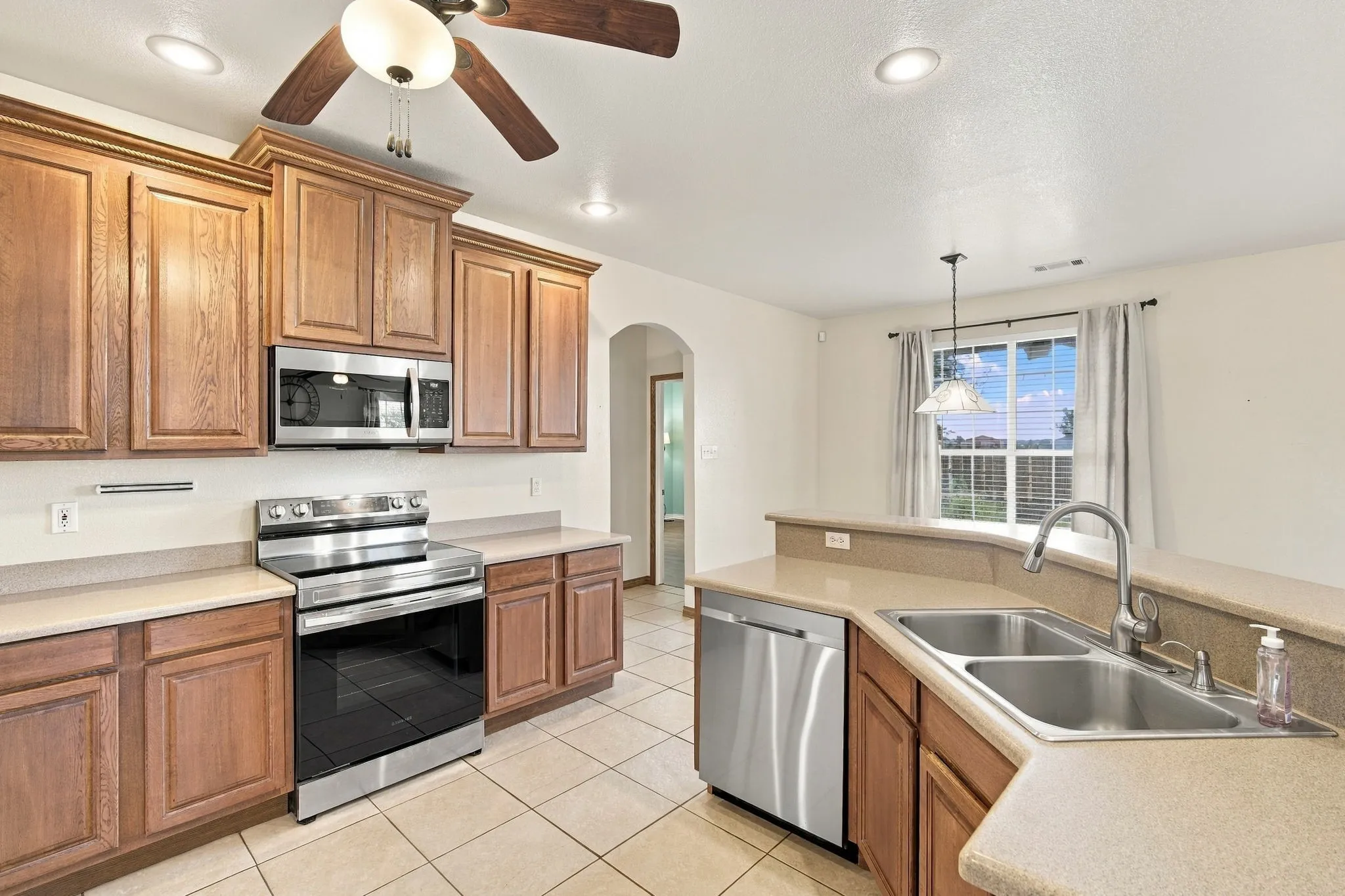 Single Family Residence For Sale in Ellis County , 1865 Old Maypearl Road, Waxahachie, Texas 75167, 4 Bedroom, 3 Bathroom, 2 Garage spaces, 2,953 Sqft, built in 2006, mls#21394642, Real Estate Agent in Waxahachie, Homes For Sale in Ellis county, Homes For Sale in Waxahachie, Realtor in Waxahachie Texas, Real Estate Brokerage Independent Realty Texas, Luminita Cordes Realtor