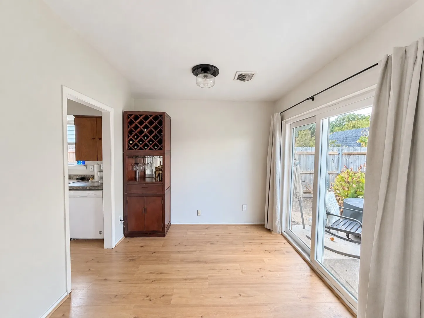 Single Family Residence For Sale in Dallas County , 2701 Briarcliff Drive, Irving, Texas 75062, 3 Bedroom, 2 Bathroom, 2 Garage spaces, 1,378 Sqft, built in 1963, mls#21393916, Real Estate Agent in Irving, Homes For Sale in Dallas county, Homes For Sale in Irving, Realtor in Irving Texas, Real Estate Brokerage Independent Realty Texas, Luminita Cordes Realtor