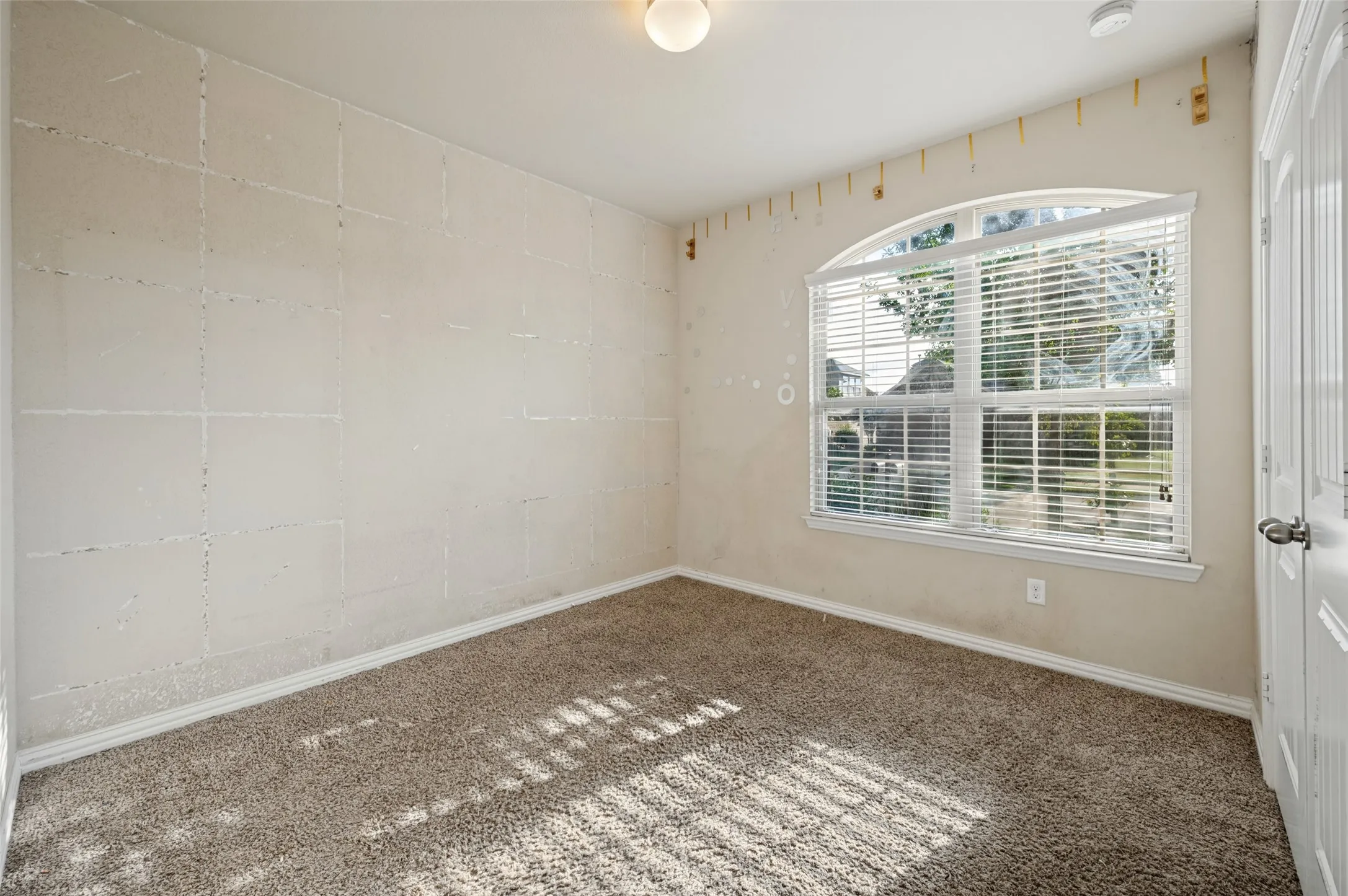 Arched window with blinds