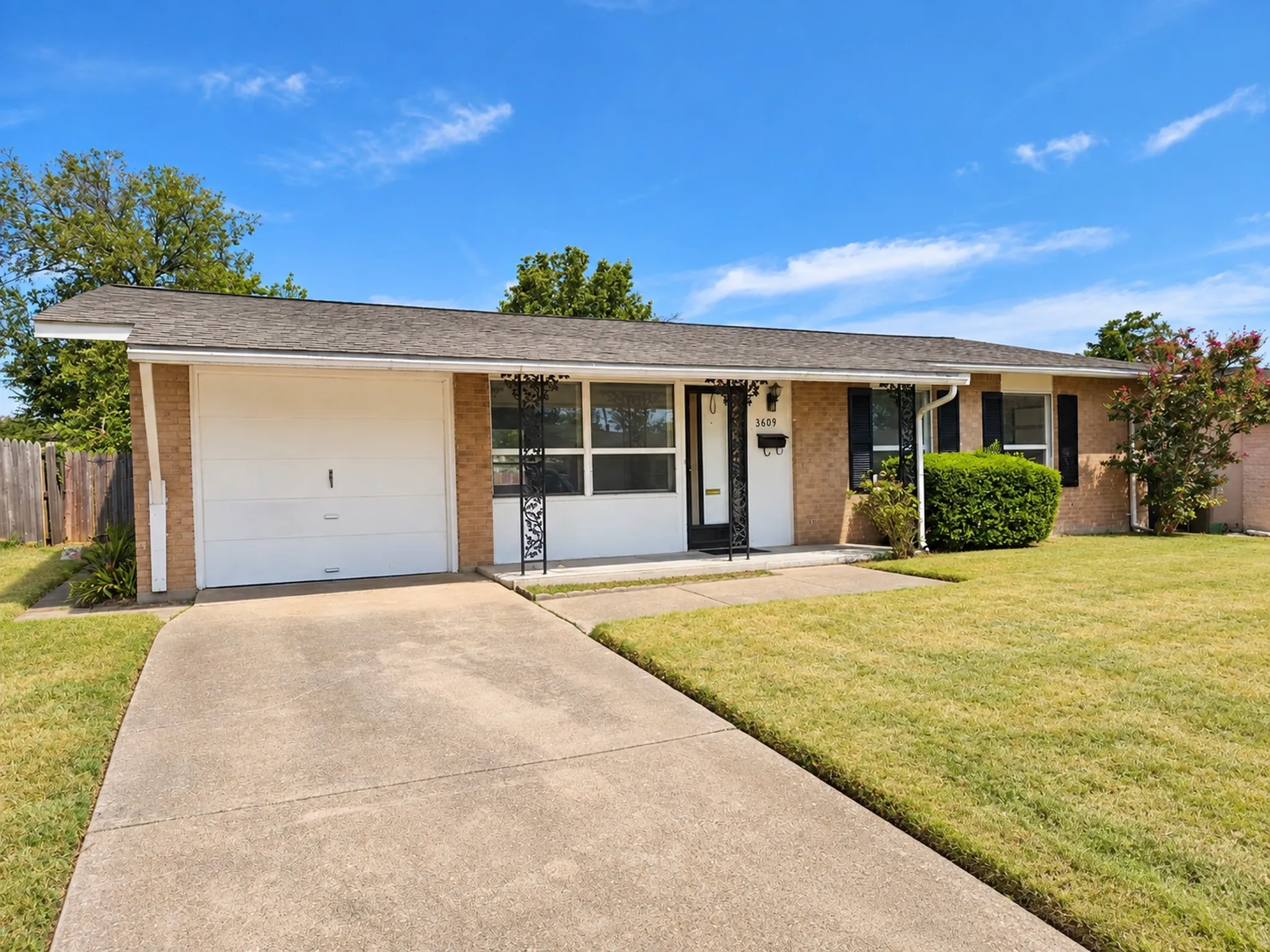 Single Family Residence For Sale in Dallas County , 3609 Glacier Lane, Garland, Texas 75042, 3 Bedroom, 2 Bathroom, 1 Garage spaces, 1,215 Sqft, built in 1960, mls#21394654, Real Estate Agent in Garland, Homes For Sale in Dallas county, Homes For Sale in Garland, Realtor in Garland Texas, Real Estate Brokerage Independent Realty Texas, Luminita Cordes Realtor
