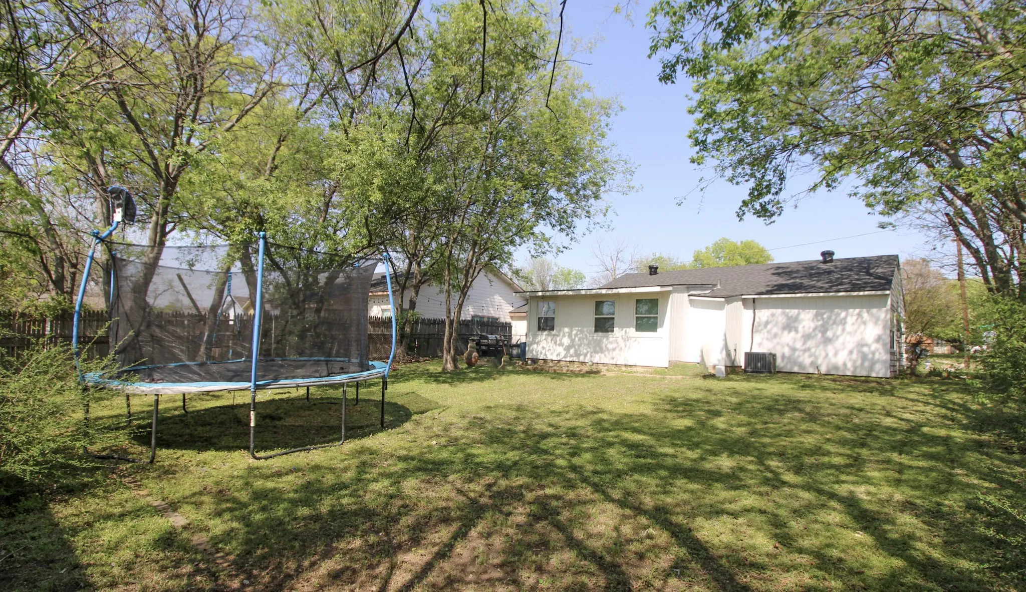 Single Family Residence For Sale in Dallas County , 3119 Eisenhower Drive, Dallas, Texas 75224, 3 Bedroom, 3 Bathroom, 1 Garage spaces, 1,198 Sqft, built in 1948, mls#21394655, Real Estate Agent in Dallas, Homes For Sale in Dallas county, Homes For Sale in Dallas, Realtor in Dallas Texas, Real Estate Brokerage Independent Realty Texas, Luminita Cordes Realtor