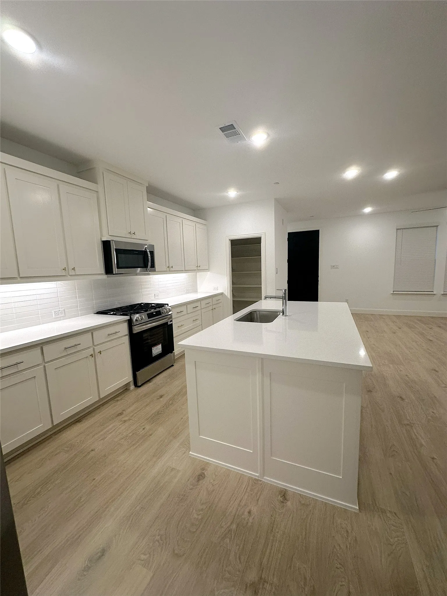 Townhouse For Rent in Collin County , 8924 Scarp Hill Lane, Frisco, Texas 75035, 3 Bedroom, 3 Bathroom, 2 Garage spaces, 2,150 Sqft, built in 2025, mls#21394657, Real Estate Agent in Frisco, Homes For Rent in Collin county, Homes For Rent in Frisco, Realtor in Frisco Texas, Real Estate Brokerage Independent Realty Texas, Luminita Cordes Realtor