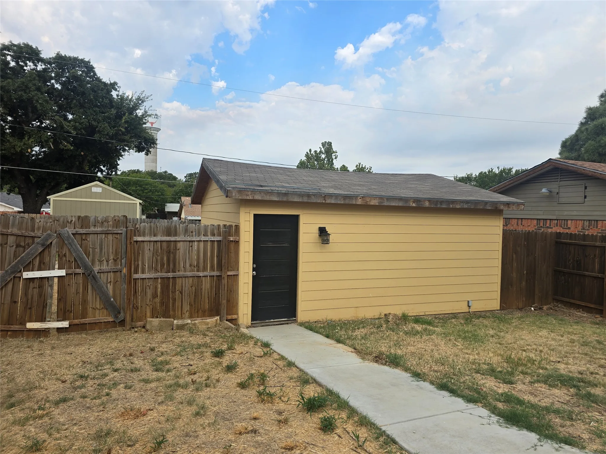 Single Family Residence For Sale in Eastland County , 507 S Ostrom Avenue, Eastland, Texas 76448, 3 Bedroom, 3 Bathroom, 2 Garage spaces, 2,336 Sqft, built in 1975, mls#21391794, Real Estate Agent in Eastland, Homes For Sale in Eastland county, Homes For Sale in Eastland, Realtor in Eastland Texas, Real Estate Brokerage Independent Realty Texas, Luminita Cordes Realtor