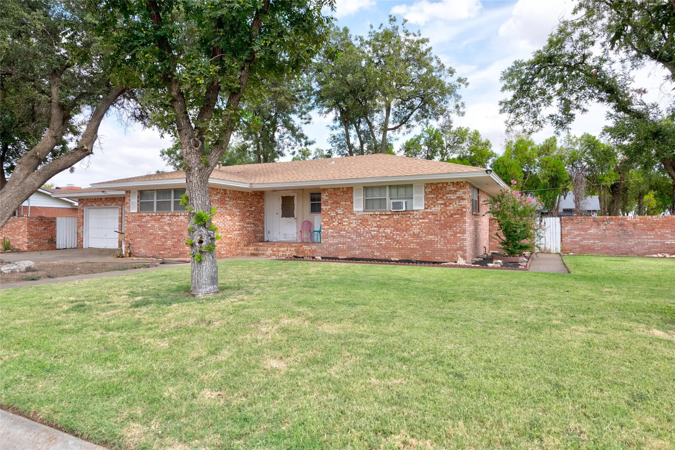Single Family Residence For Sale in Knox County , 120 N 15th Avenue, Munday, Texas 76371, 3 Bedroom, 2 Bathroom, 2 Garage spaces, 1,814 Sqft, built in 1950, mls#21394551, Real Estate Agent in Munday, Homes For Sale in Knox county, Homes For Sale in Munday, Realtor in Munday Texas, Real Estate Brokerage Independent Realty Texas, Luminita Cordes Realtor