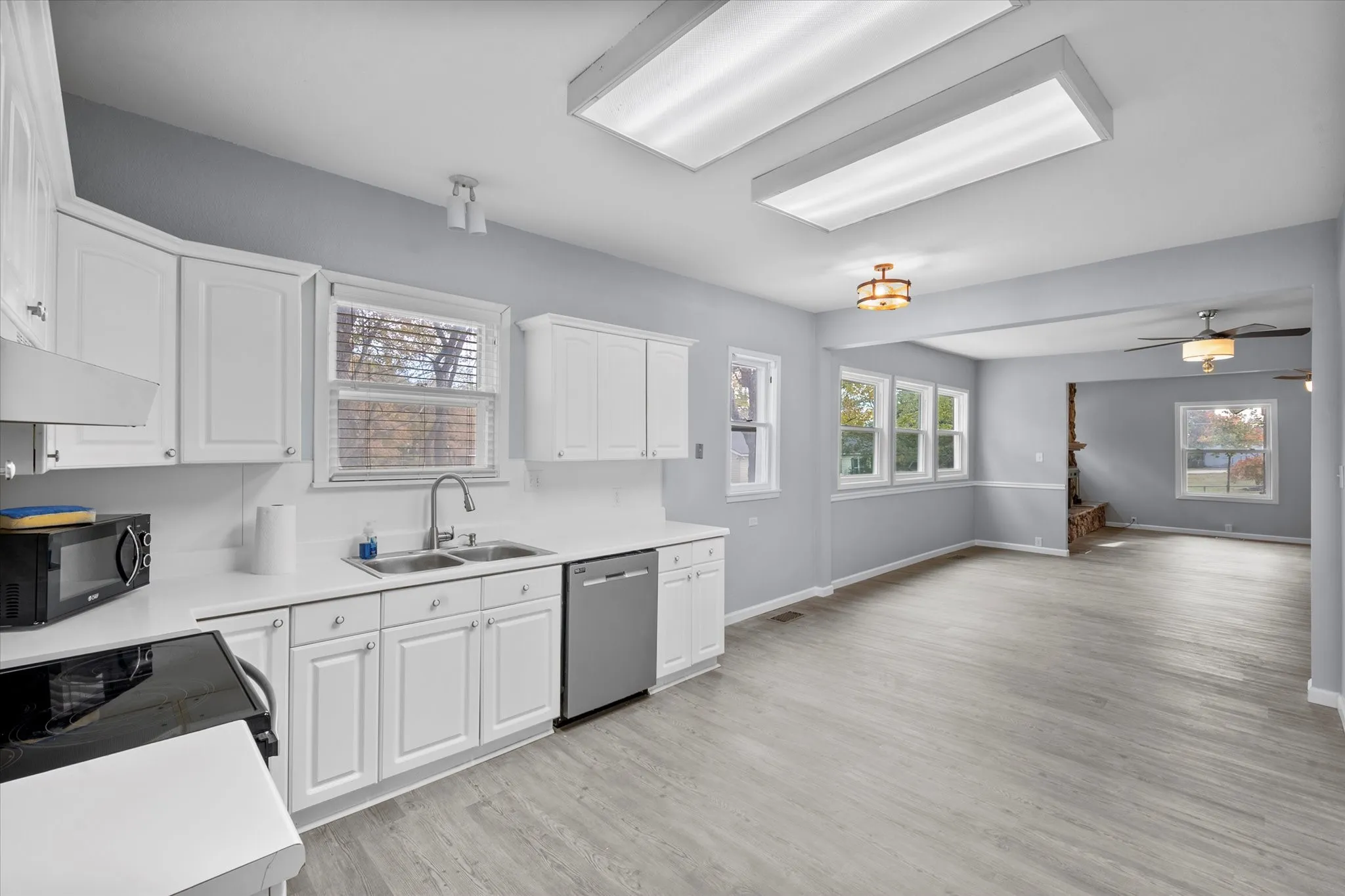 Single Family Residence For Sale in Tarrant County , 3815 Lucy Trimble Road, Burleson, Texas 76028, 5 Bedroom, 2 Bathroom, 3 Garage spaces, 2,724 Sqft, built in 1963, mls#21393247, Real Estate Agent in Burleson, Homes For Sale in Tarrant county, Homes For Sale in Burleson, Realtor in Burleson Texas, Real Estate Brokerage Independent Realty Texas, Luminita Cordes Realtor