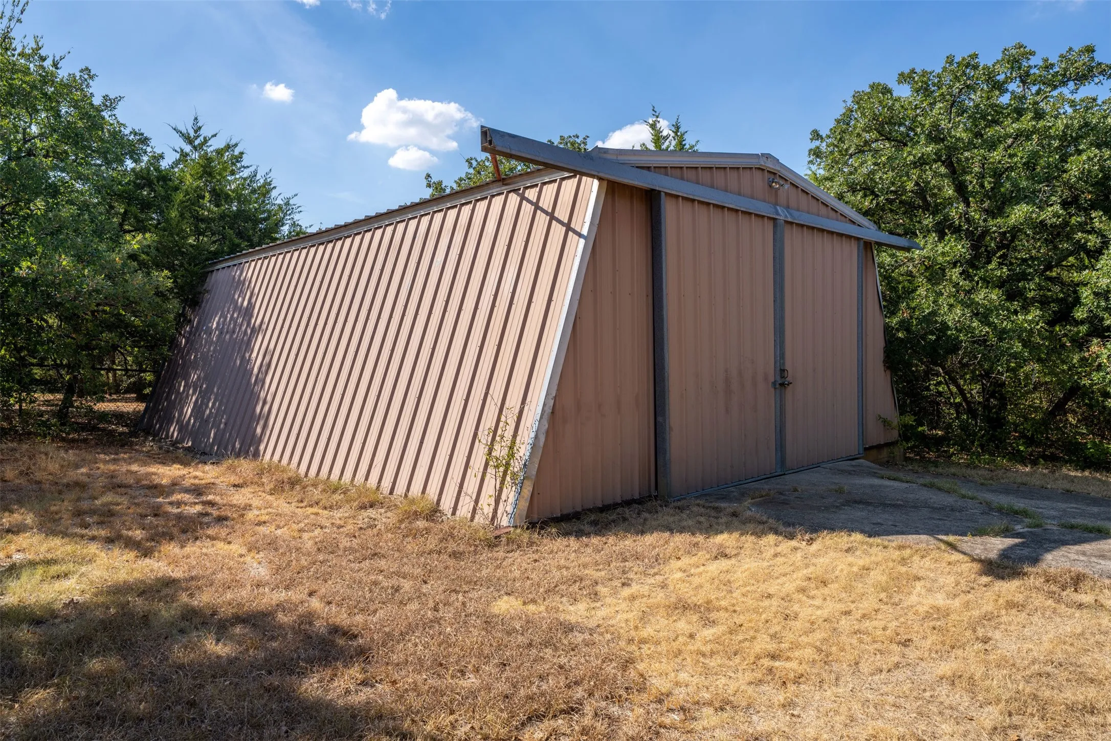 Single Family Residence For Sale in Tarrant County , 3815 Lucy Trimble Road, Burleson, Texas 76028, 5 Bedroom, 2 Bathroom, 3 Garage spaces, 2,724 Sqft, built in 1963, mls#21393247, Real Estate Agent in Burleson, Homes For Sale in Tarrant county, Homes For Sale in Burleson, Realtor in Burleson Texas, Real Estate Brokerage Independent Realty Texas, Luminita Cordes Realtor
