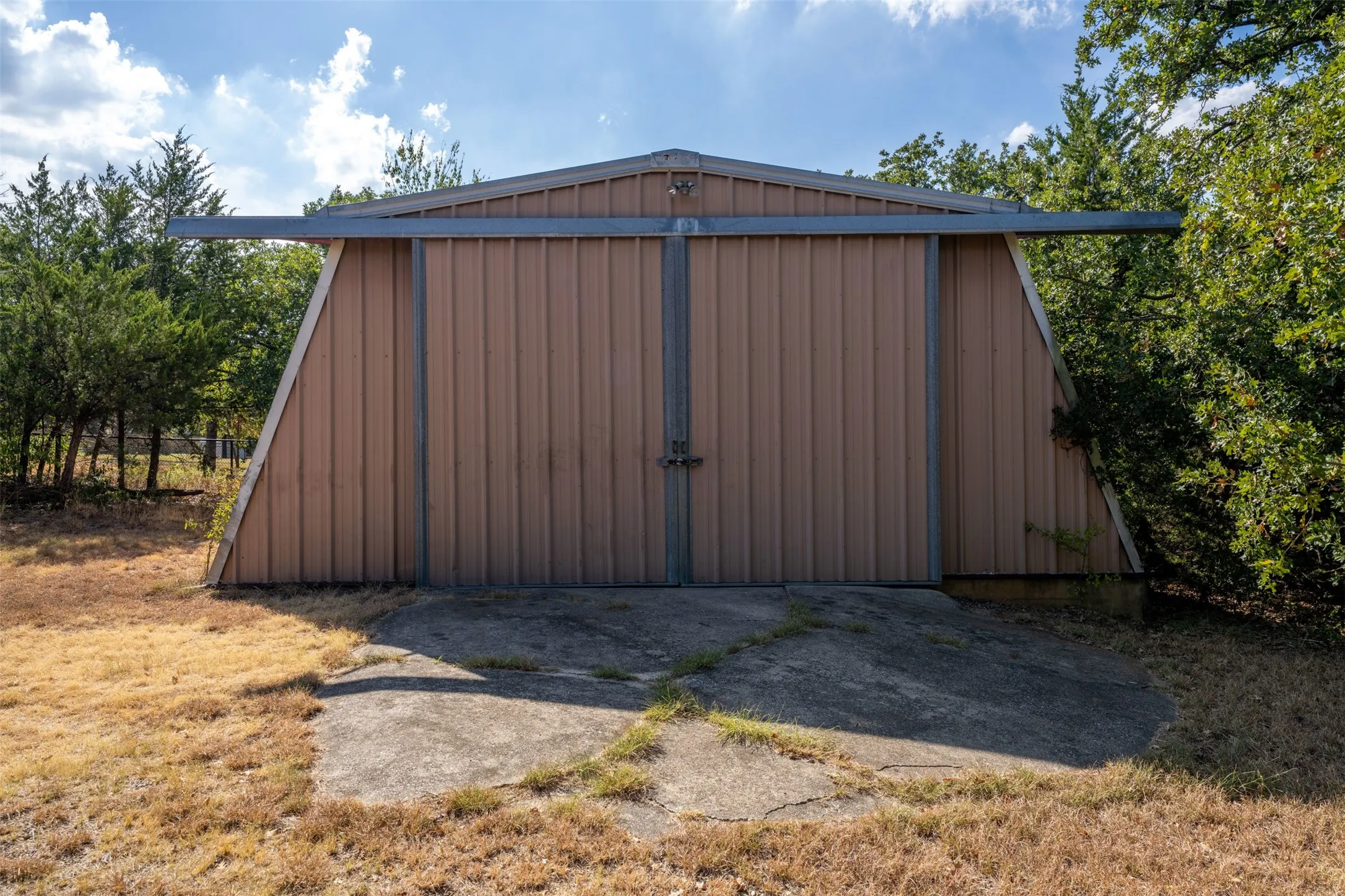 Single Family Residence For Sale in Tarrant County , 3815 Lucy Trimble Road, Burleson, Texas 76028, 5 Bedroom, 2 Bathroom, 3 Garage spaces, 2,724 Sqft, built in 1963, mls#21393247, Real Estate Agent in Burleson, Homes For Sale in Tarrant county, Homes For Sale in Burleson, Realtor in Burleson Texas, Real Estate Brokerage Independent Realty Texas, Luminita Cordes Realtor