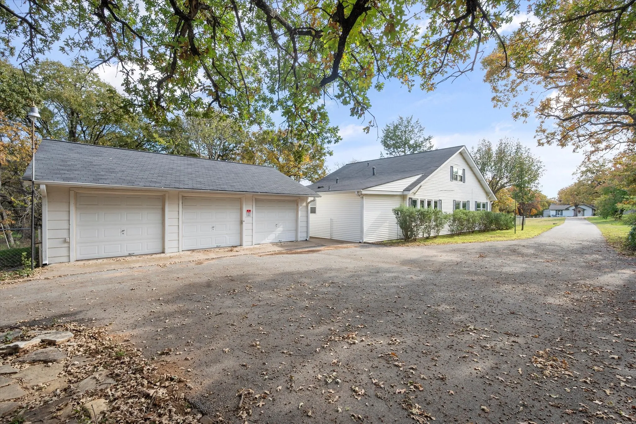 Single Family Residence For Sale in Tarrant County , 3815 Lucy Trimble Road, Burleson, Texas 76028, 5 Bedroom, 2 Bathroom, 3 Garage spaces, 2,724 Sqft, built in 1963, mls#21393247, Real Estate Agent in Burleson, Homes For Sale in Tarrant county, Homes For Sale in Burleson, Realtor in Burleson Texas, Real Estate Brokerage Independent Realty Texas, Luminita Cordes Realtor