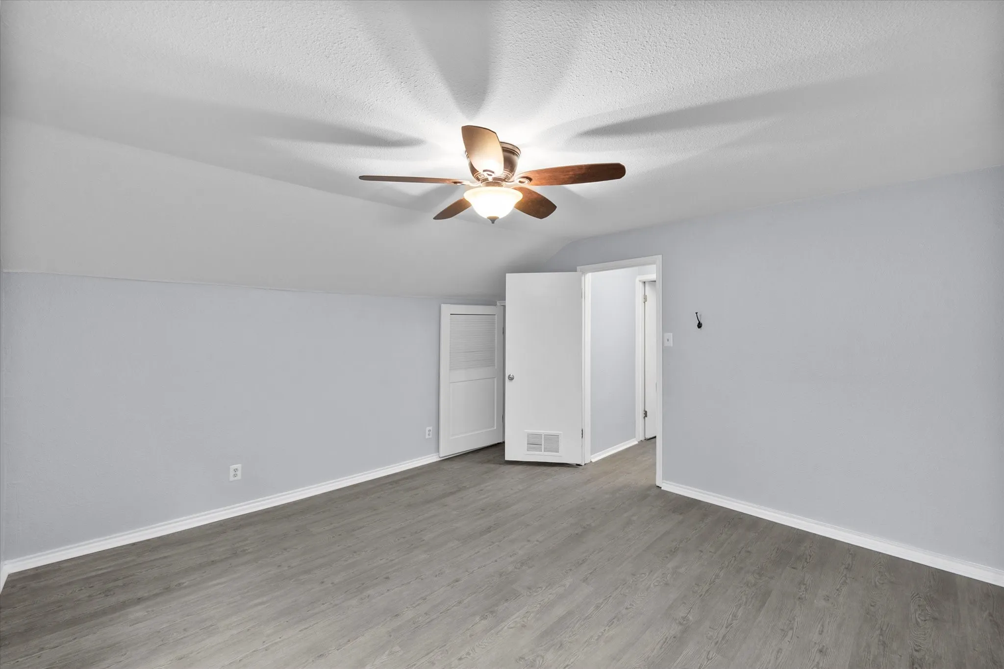 Single Family Residence For Sale in Tarrant County , 3815 Lucy Trimble Road, Burleson, Texas 76028, 5 Bedroom, 2 Bathroom, 3 Garage spaces, 2,724 Sqft, built in 1963, mls#21393247, Real Estate Agent in Burleson, Homes For Sale in Tarrant county, Homes For Sale in Burleson, Realtor in Burleson Texas, Real Estate Brokerage Independent Realty Texas, Luminita Cordes Realtor