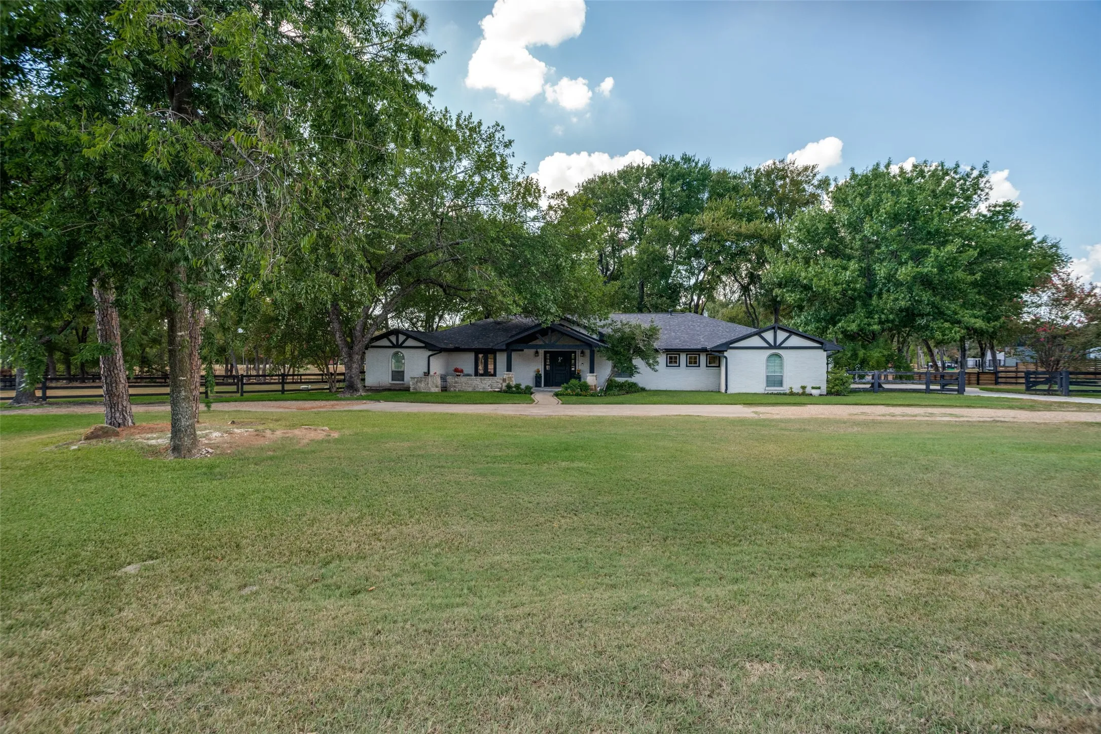 Large front yard with circle drive.