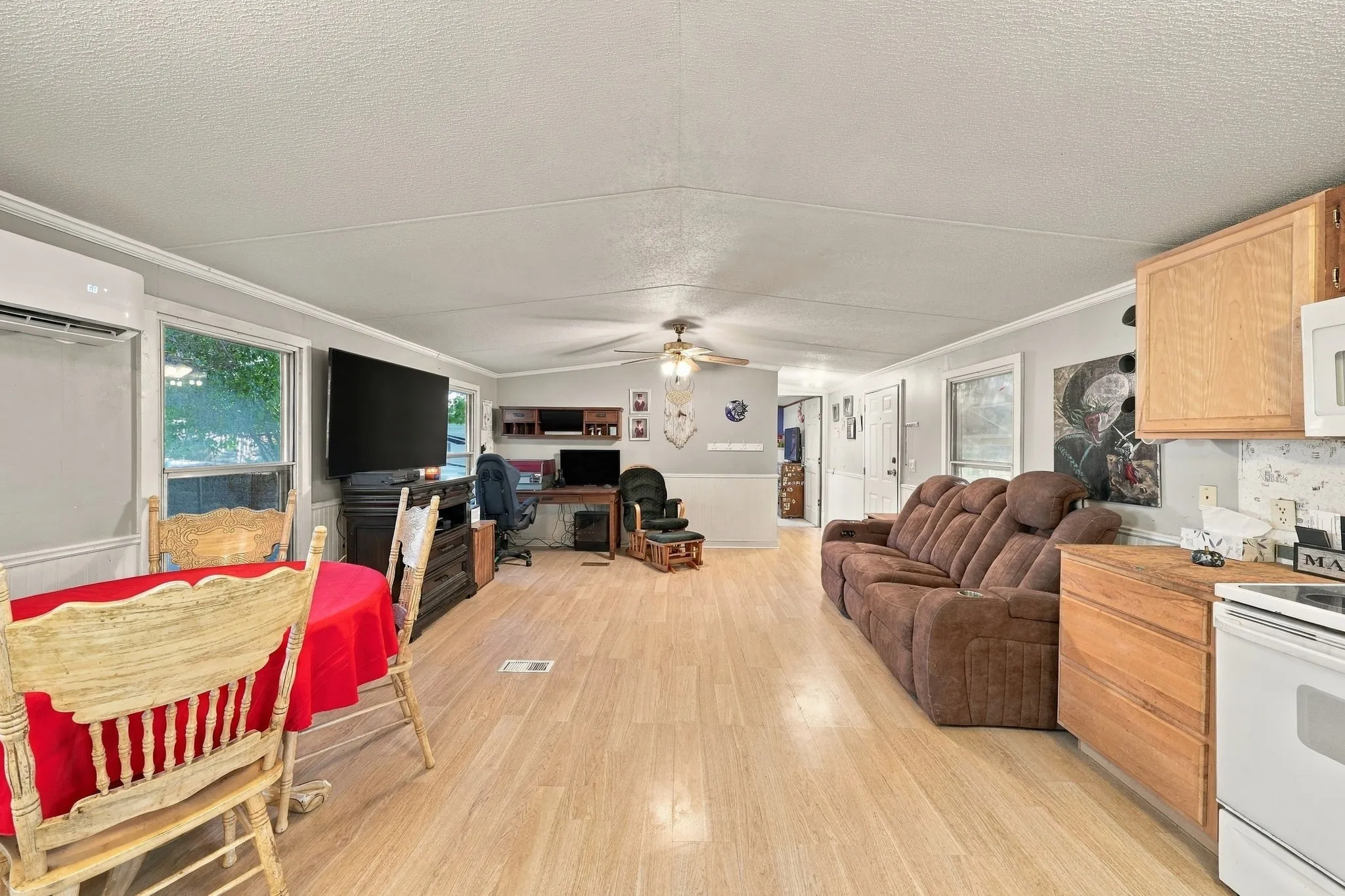Mobile Home For Sale in Johnson County , 1206 Toby Street, Alvarado, Texas 76009, 2 Bedroom, 2 Bathroom, Garage spaces, 1,056 Sqft, built in 2002, mls#21394553, Real Estate Agent in Alvarado, Homes For Sale in Johnson county, Homes For Sale in Alvarado, Realtor in Alvarado Texas, Real Estate Brokerage Independent Realty Texas, Luminita Cordes Realtor