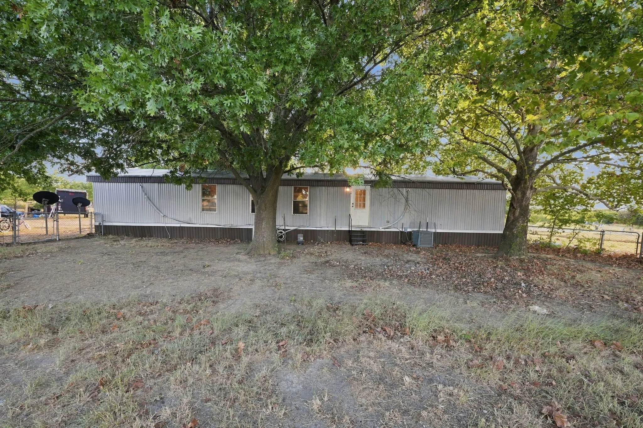 Mobile Home For Sale in Johnson County , 1206 Toby Street, Alvarado, Texas 76009, 2 Bedroom, 2 Bathroom, Garage spaces, 1,056 Sqft, built in 2002, mls#21394553, Real Estate Agent in Alvarado, Homes For Sale in Johnson county, Homes For Sale in Alvarado, Realtor in Alvarado Texas, Real Estate Brokerage Independent Realty Texas, Luminita Cordes Realtor