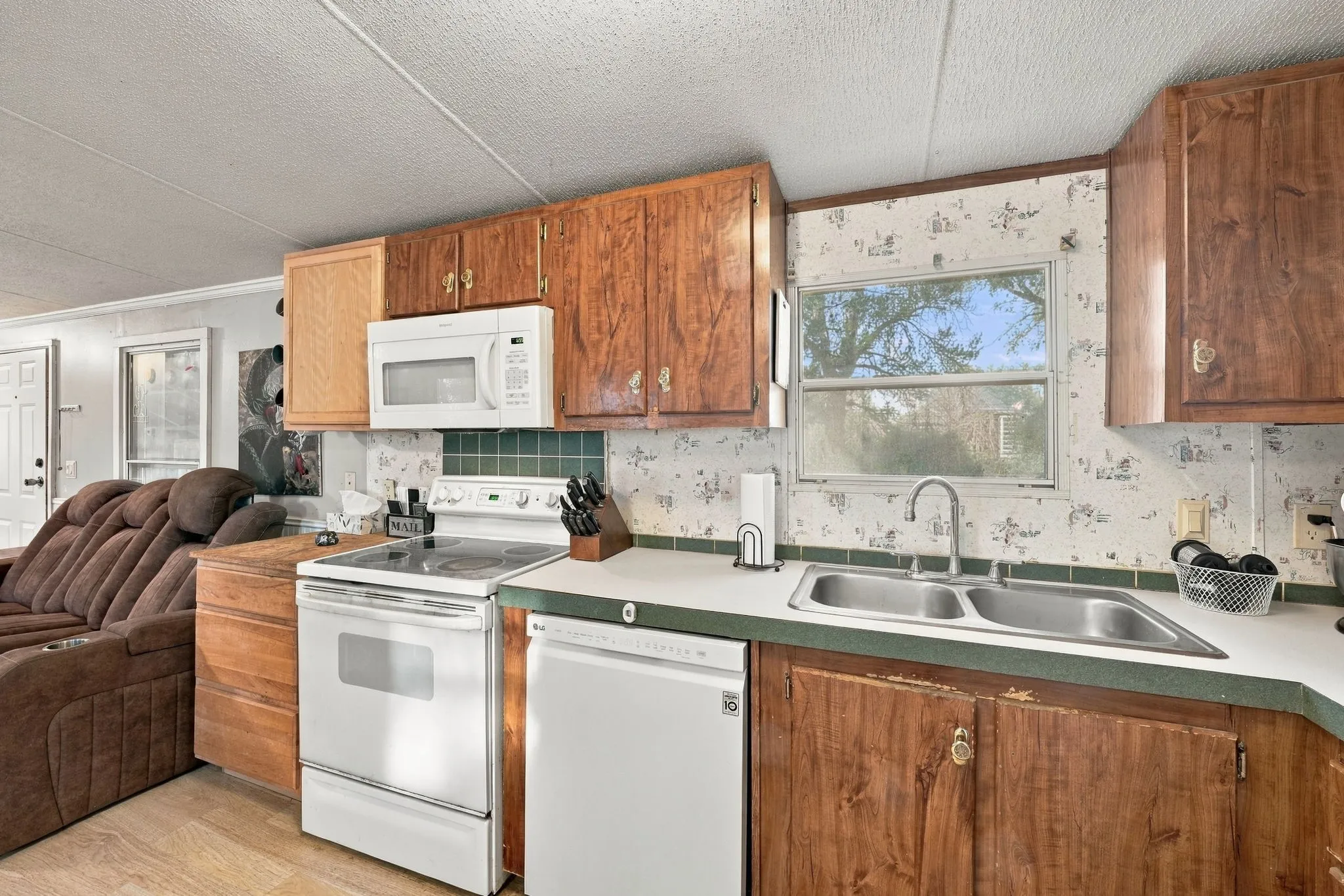 Mobile Home For Sale in Johnson County , 1206 Toby Street, Alvarado, Texas 76009, 2 Bedroom, 2 Bathroom, Garage spaces, 1,056 Sqft, built in 2002, mls#21394553, Real Estate Agent in Alvarado, Homes For Sale in Johnson county, Homes For Sale in Alvarado, Realtor in Alvarado Texas, Real Estate Brokerage Independent Realty Texas, Luminita Cordes Realtor