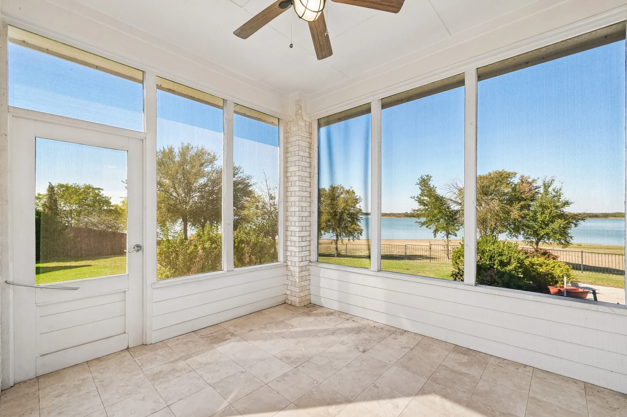 Single Family Residence For Sale in Denton County , 536 Longshore Drive, Little Elm, Texas 75068, 3 Bedroom, 4 Bathroom, 4 Garage spaces, 4,064 Sqft, built in 2013, mls#21394098, Real Estate Agent in Little Elm, Homes For Sale in Denton county, Homes For Sale in Little Elm, Realtor in Little Elm Texas, Real Estate Brokerage Independent Realty Texas, Luminita Cordes Realtor