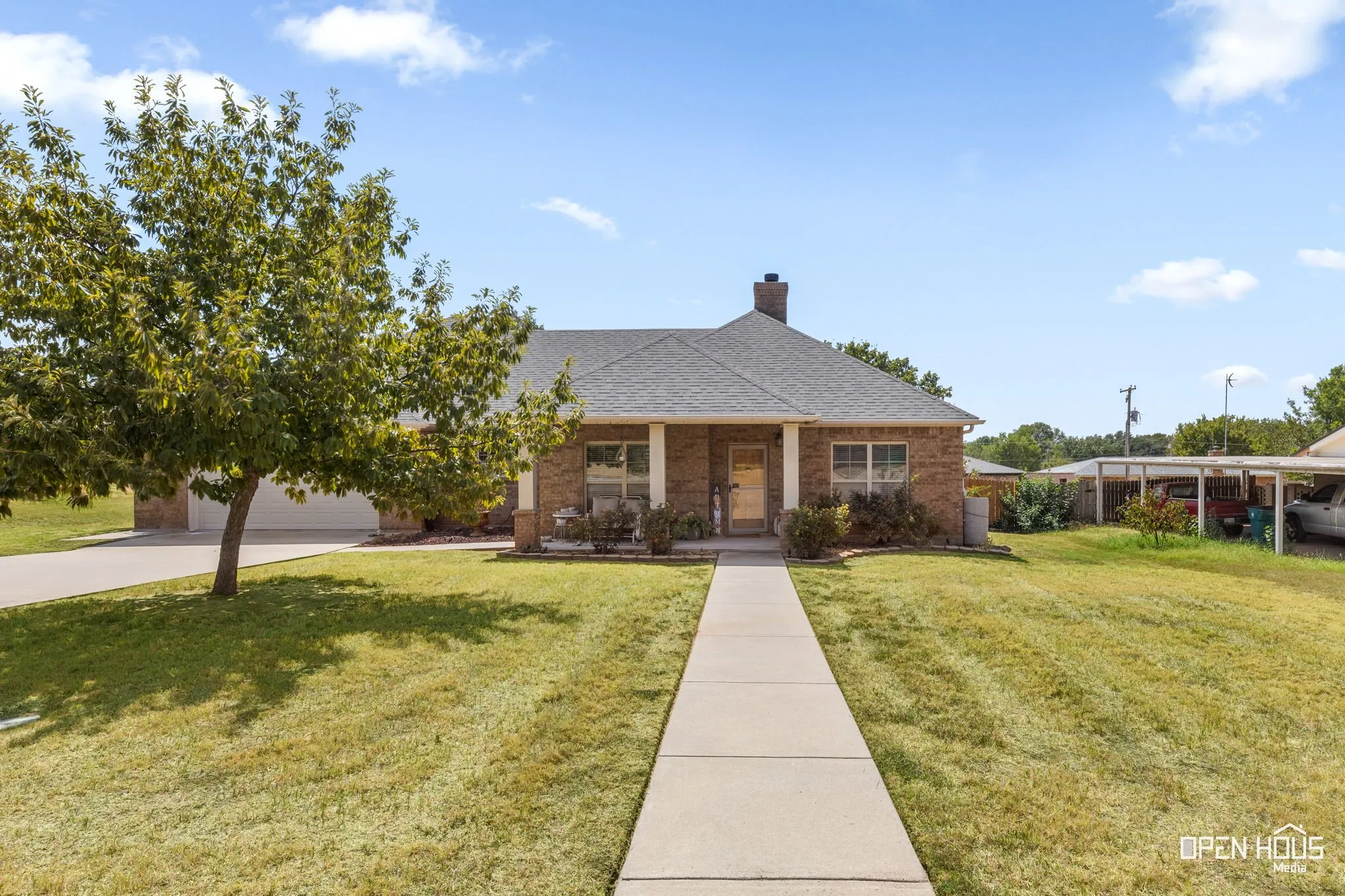 Single Family Residence For Sale in Clay County , 2107 Ruffles Lane, Henrietta, Texas 76365, 3 Bedroom, 2 Bathroom, 2 Garage spaces, 2,026 Sqft, built in 2006, mls#21394678, Real Estate Agent in Henrietta, Homes For Sale in Clay county, Homes For Sale in Henrietta, Realtor in Henrietta Texas, Real Estate Brokerage Independent Realty Texas, Luminita Cordes Realtor