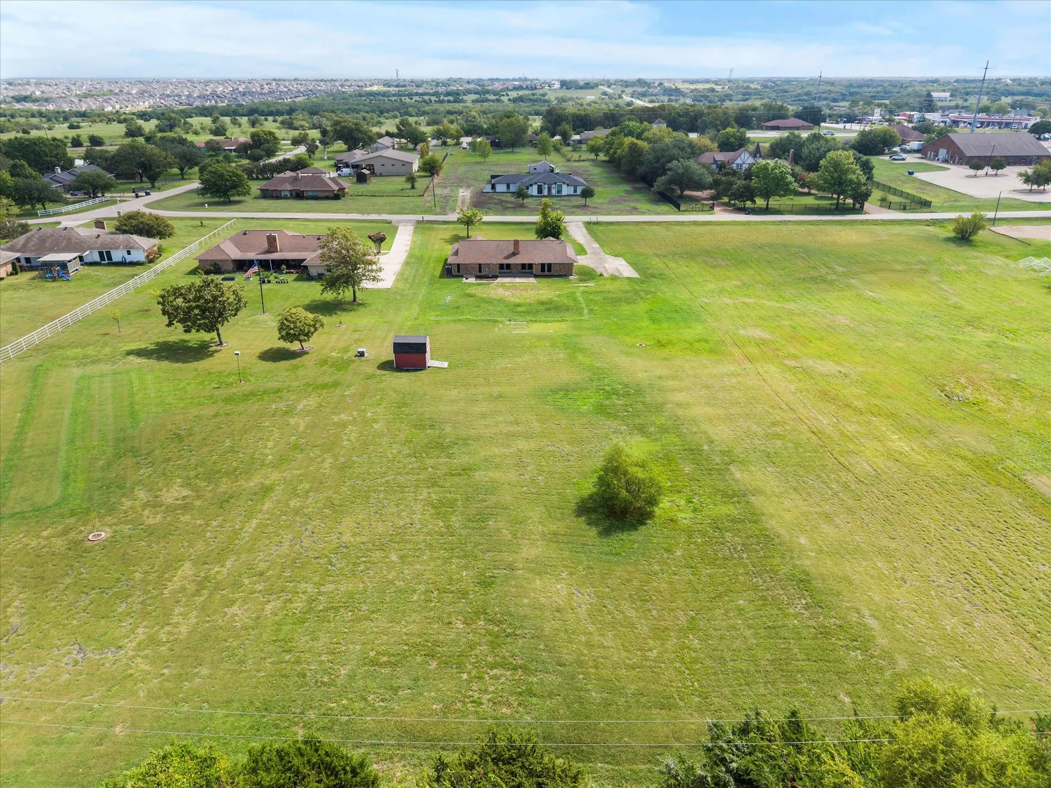 Single Family Residence For Sale in Rockwall County , 813 Zion Hill Circle, Rockwall, Texas 75087, 4 Bedroom, 2 Bathroom, 2 Garage spaces, 1,815 Sqft, built in 1984, mls#21394663, Real Estate Agent in Rockwall, Homes For Sale in Rockwall county, Homes For Sale in Rockwall, Realtor in Rockwall Texas, Real Estate Brokerage Independent Realty Texas, Luminita Cordes Realtor