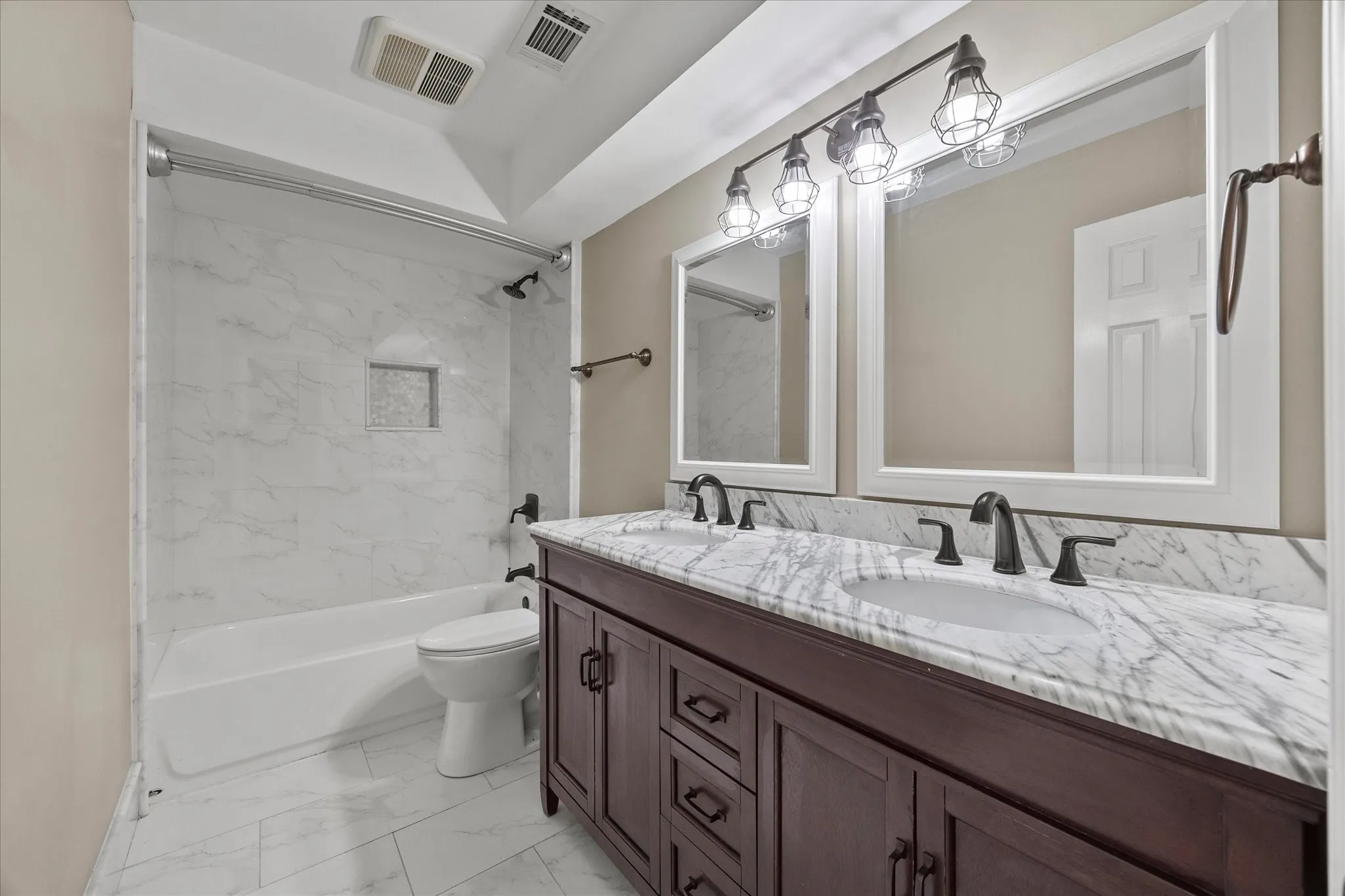 Single Family Residence For Sale in Rockwall County , 813 Zion Hill Circle, Rockwall, Texas 75087, 4 Bedroom, 2 Bathroom, 2 Garage spaces, 1,815 Sqft, built in 1984, mls#21394663, Real Estate Agent in Rockwall, Homes For Sale in Rockwall county, Homes For Sale in Rockwall, Realtor in Rockwall Texas, Real Estate Brokerage Independent Realty Texas, Luminita Cordes Realtor