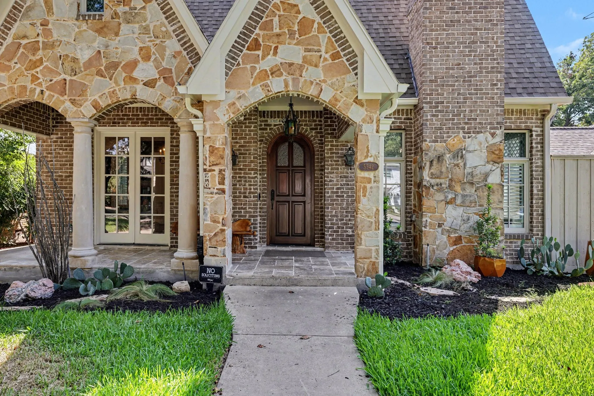 Single Family Residence For Sale in Dallas County , 5542 Monticello Avenue, Dallas, Texas 75206, 4 Bedroom, 6 Bathroom, 2 Garage spaces, 3,386 Sqft, built in 2006, mls#21393950, Real Estate Agent in Dallas, Homes For Sale in Dallas county, Homes For Sale in Dallas, Realtor in Dallas Texas, Real Estate Brokerage Independent Realty Texas, Luminita Cordes Realtor