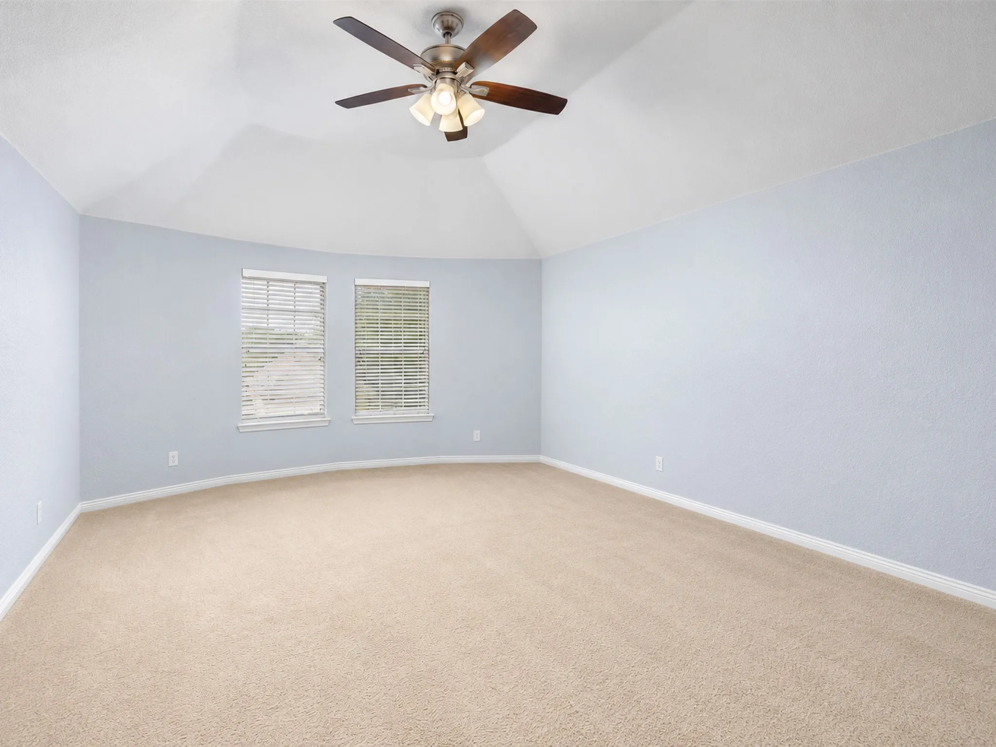 Vaulted ceiling with a ceiling fan