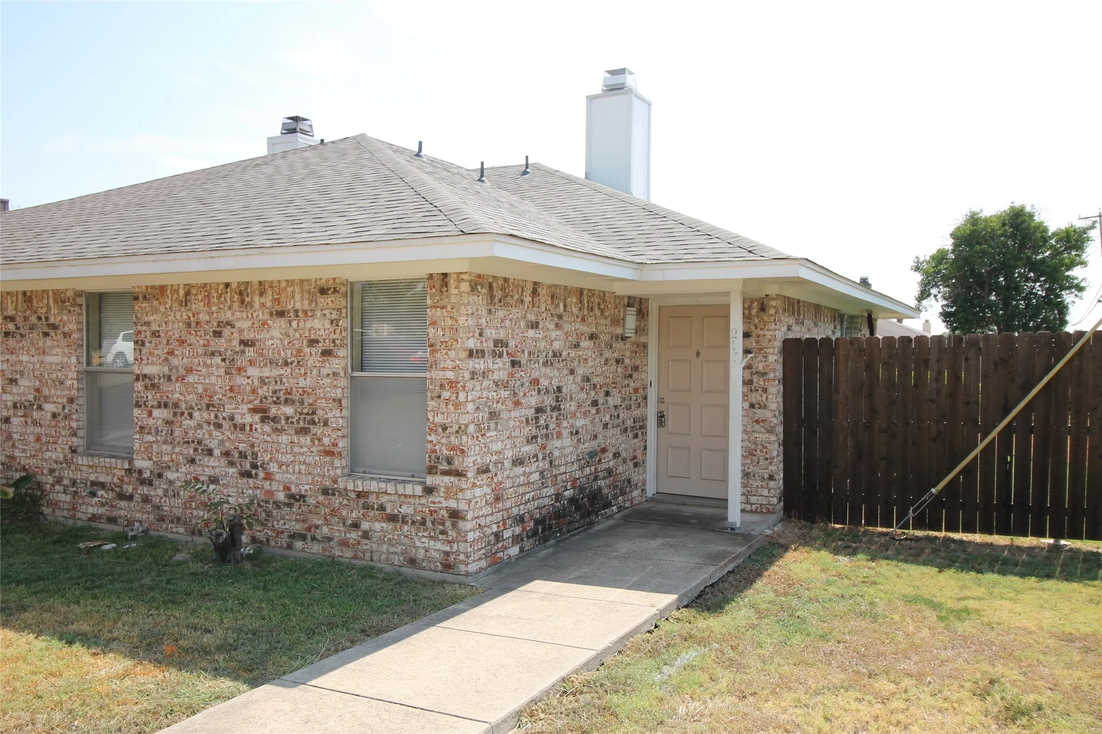 Duplex For Rent in Dallas County , 217 Matt Place, Grand Prairie, Texas 75051, 2 Bedroom, 2 Bathroom, Garage spaces, 1,032 Sqft, built in 1982, mls#21392601, Real Estate Agent in Grand Prairie, Homes For Rent in Dallas county, Homes For Rent in Grand Prairie, Realtor in Grand Prairie Texas, Real Estate Brokerage Independent Realty Texas, Luminita Cordes Realtor