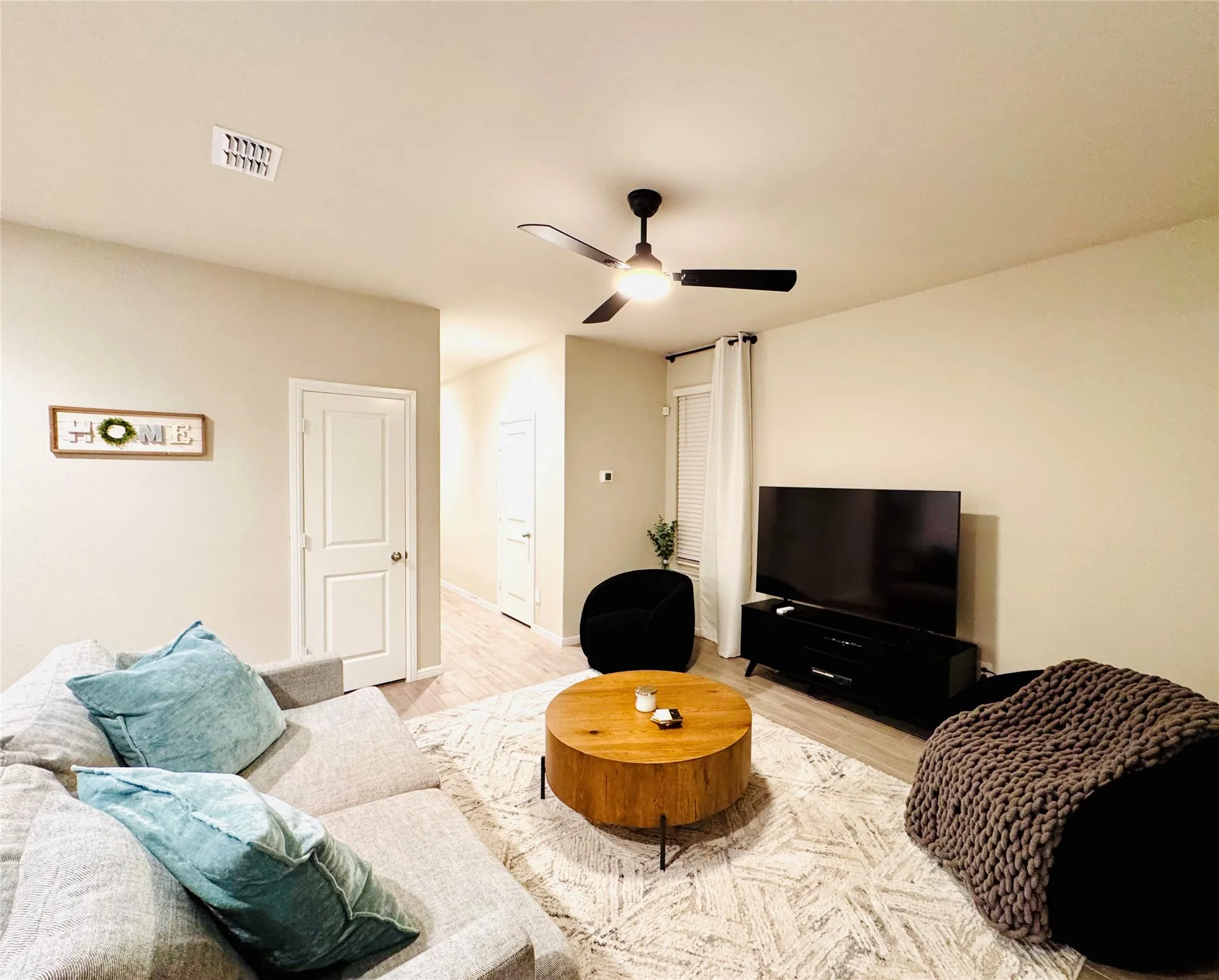 High ceilings, ceiling fan, TV