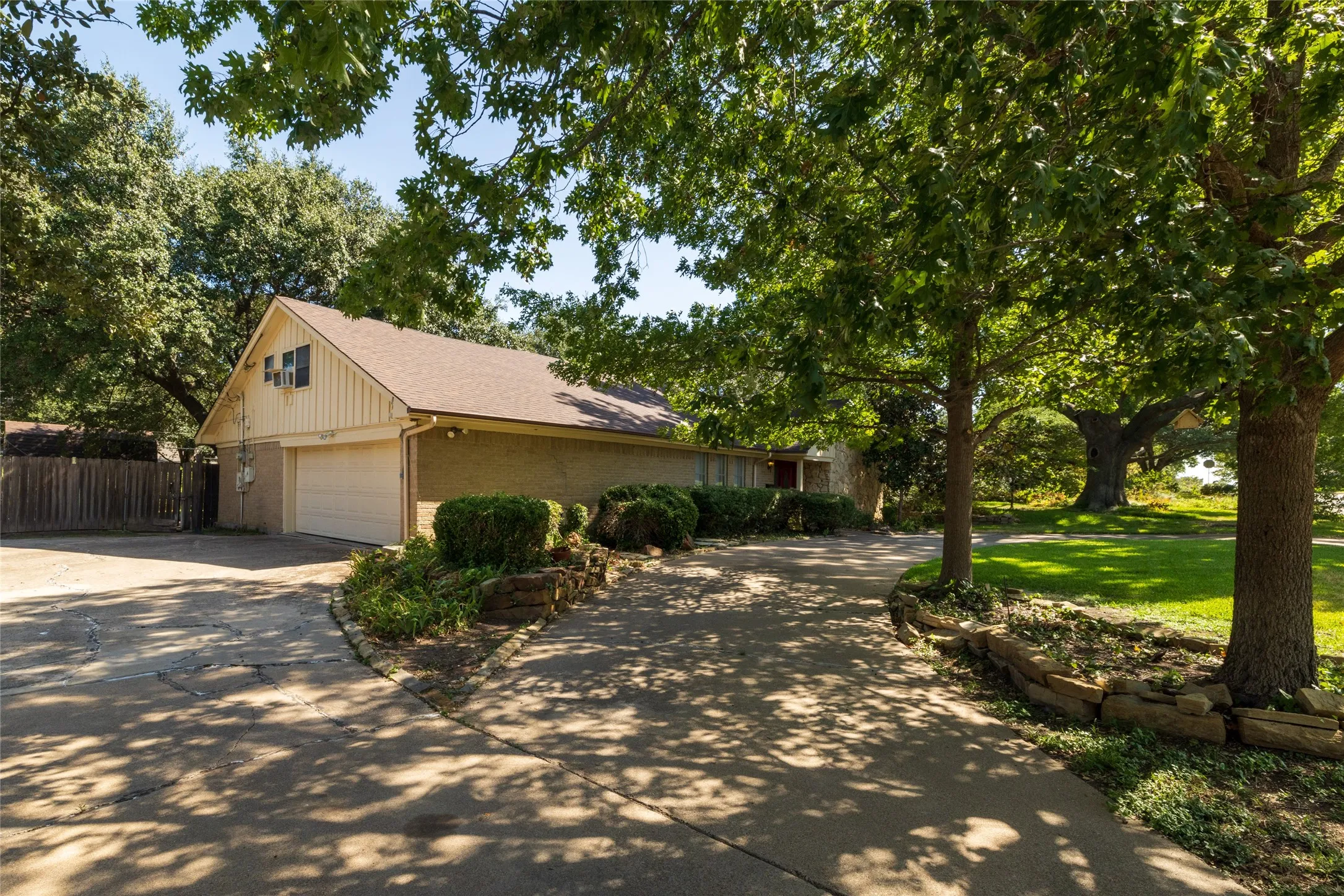 Single Family Residence For Sale in Tarrant County , 3804 Wharton Drive, Fort Worth, Texas 76133, 4 Bedroom, 3 Bathroom, 2 Garage spaces, 2,408 Sqft, built in 1965, mls#21394687, Real Estate Agent in Fort Worth, Homes For Sale in Tarrant county, Homes For Sale in Fort Worth, Realtor in Fort Worth Texas, Real Estate Brokerage Independent Realty Texas, Luminita Cordes Realtor