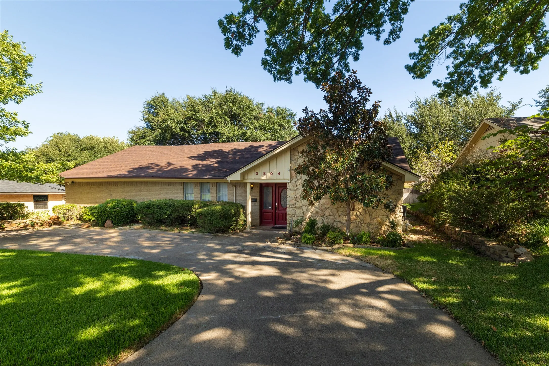 Single Family Residence For Sale in Tarrant County , 3804 Wharton Drive, Fort Worth, Texas 76133, 4 Bedroom, 3 Bathroom, 2 Garage spaces, 2,408 Sqft, built in 1965, mls#21394687, Real Estate Agent in Fort Worth, Homes For Sale in Tarrant county, Homes For Sale in Fort Worth, Realtor in Fort Worth Texas, Real Estate Brokerage Independent Realty Texas, Luminita Cordes Realtor