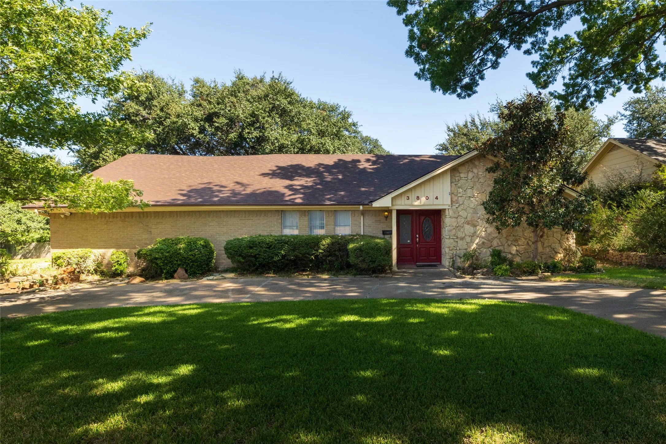 Single Family Residence For Sale in Tarrant County , 3804 Wharton Drive, Fort Worth, Texas 76133, 4 Bedroom, 3 Bathroom, 2 Garage spaces, 2,408 Sqft, built in 1965, mls#21394687, Real Estate Agent in Fort Worth, Homes For Sale in Tarrant county, Homes For Sale in Fort Worth, Realtor in Fort Worth Texas, Real Estate Brokerage Independent Realty Texas, Luminita Cordes Realtor