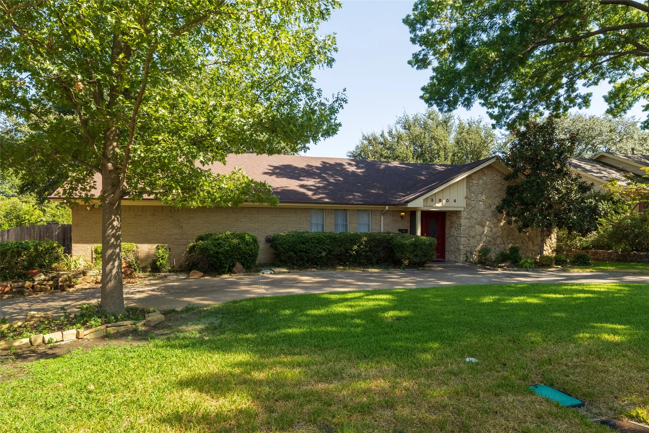 Single Family Residence For Sale in Tarrant County , 3804 Wharton Drive, Fort Worth, Texas 76133, 4 Bedroom, 3 Bathroom, 2 Garage spaces, 2,408 Sqft, built in 1965, mls#21394687, Real Estate Agent in Fort Worth, Homes For Sale in Tarrant county, Homes For Sale in Fort Worth, Realtor in Fort Worth Texas, Real Estate Brokerage Independent Realty Texas, Luminita Cordes Realtor