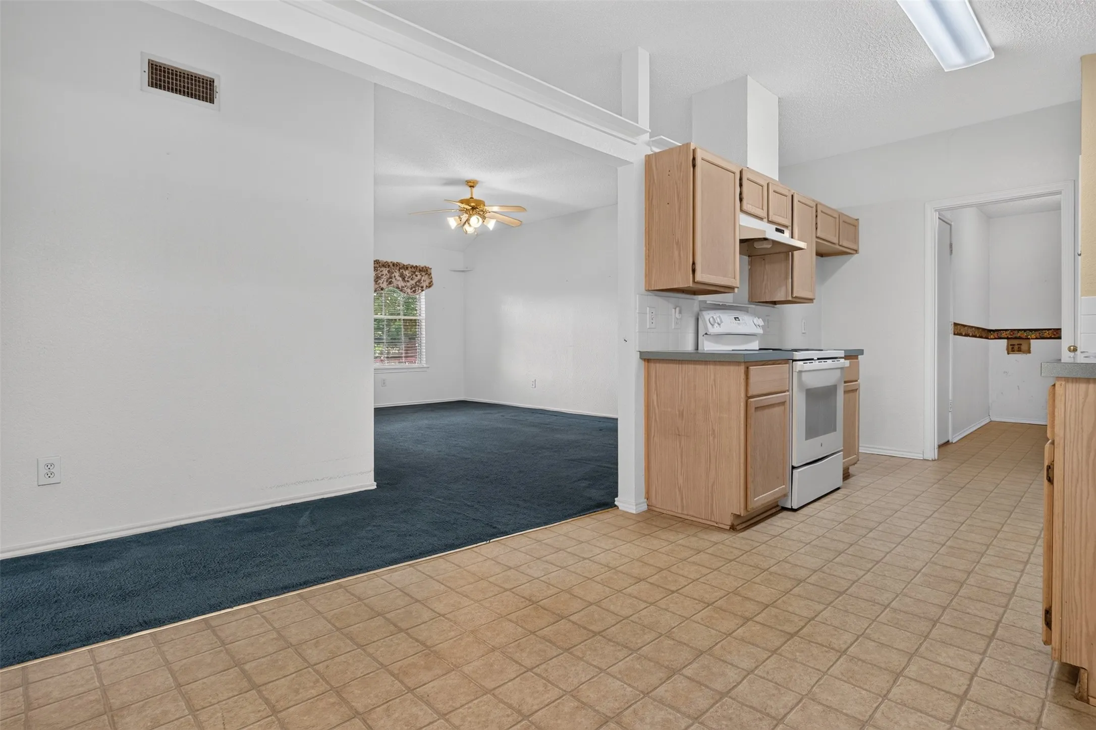 Single Family Residence For Sale in Johnson County , 711 Plum Street, Joshua, Texas 76058, 3 Bedroom, 2 Bathroom, 2 Garage spaces, 1,312 Sqft, built in 1994, mls#21392916, Real Estate Agent in Joshua, Homes For Sale in Johnson county, Homes For Sale in Joshua, Realtor in Joshua Texas, Real Estate Brokerage Independent Realty Texas, Luminita Cordes Realtor