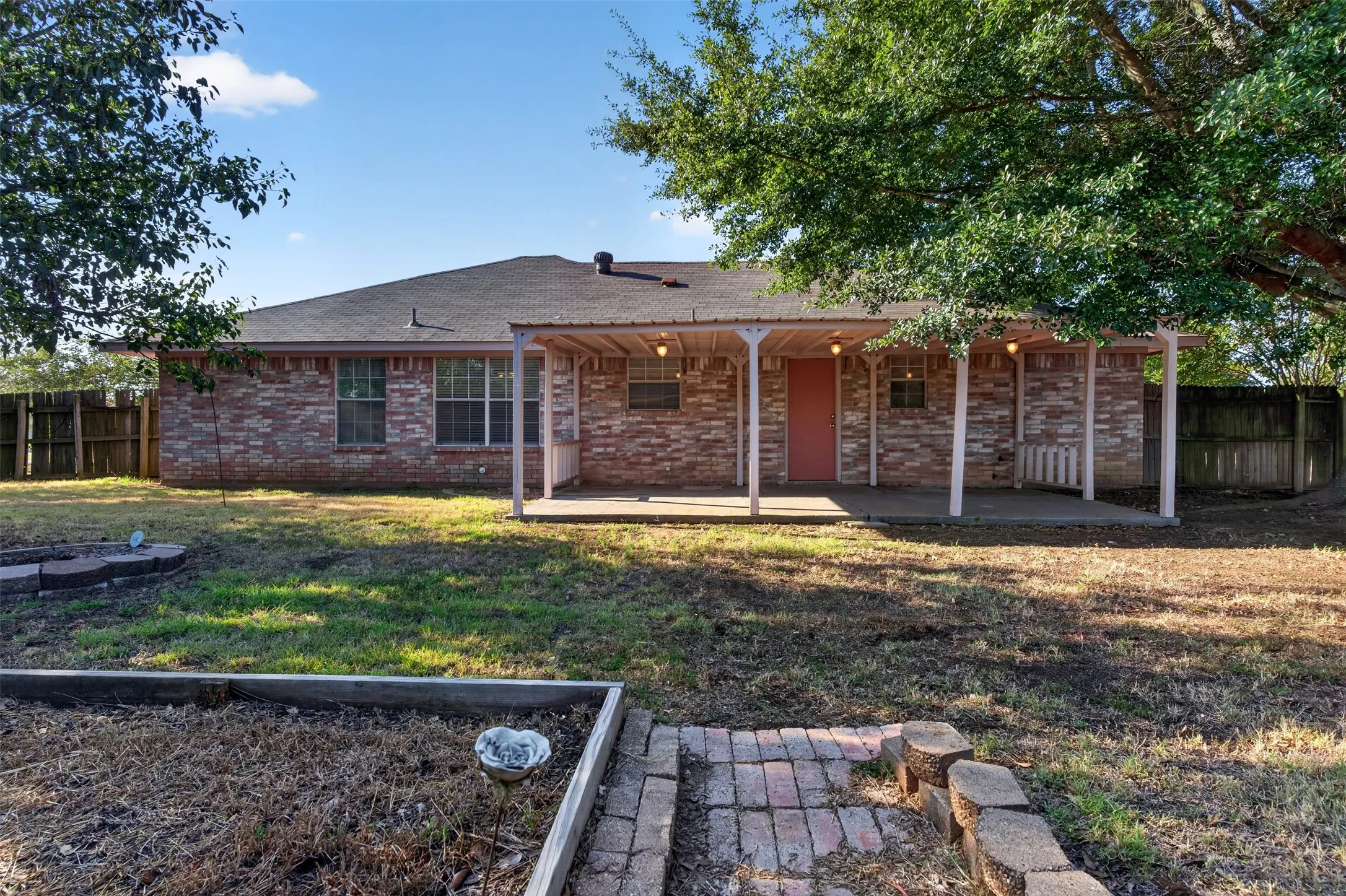 Single Family Residence For Sale in Johnson County , 711 Plum Street, Joshua, Texas 76058, 3 Bedroom, 2 Bathroom, 2 Garage spaces, 1,312 Sqft, built in 1994, mls#21392916, Real Estate Agent in Joshua, Homes For Sale in Johnson county, Homes For Sale in Joshua, Realtor in Joshua Texas, Real Estate Brokerage Independent Realty Texas, Luminita Cordes Realtor
