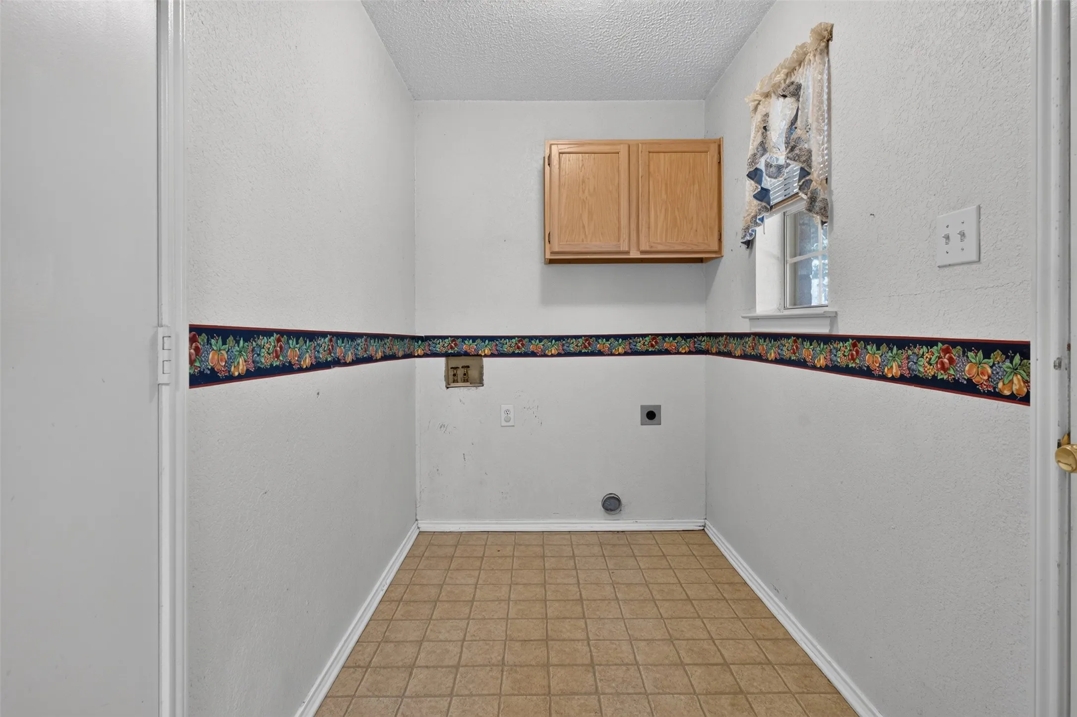 Single Family Residence For Sale in Johnson County , 711 Plum Street, Joshua, Texas 76058, 3 Bedroom, 2 Bathroom, 2 Garage spaces, 1,312 Sqft, built in 1994, mls#21392916, Real Estate Agent in Joshua, Homes For Sale in Johnson county, Homes For Sale in Joshua, Realtor in Joshua Texas, Real Estate Brokerage Independent Realty Texas, Luminita Cordes Realtor