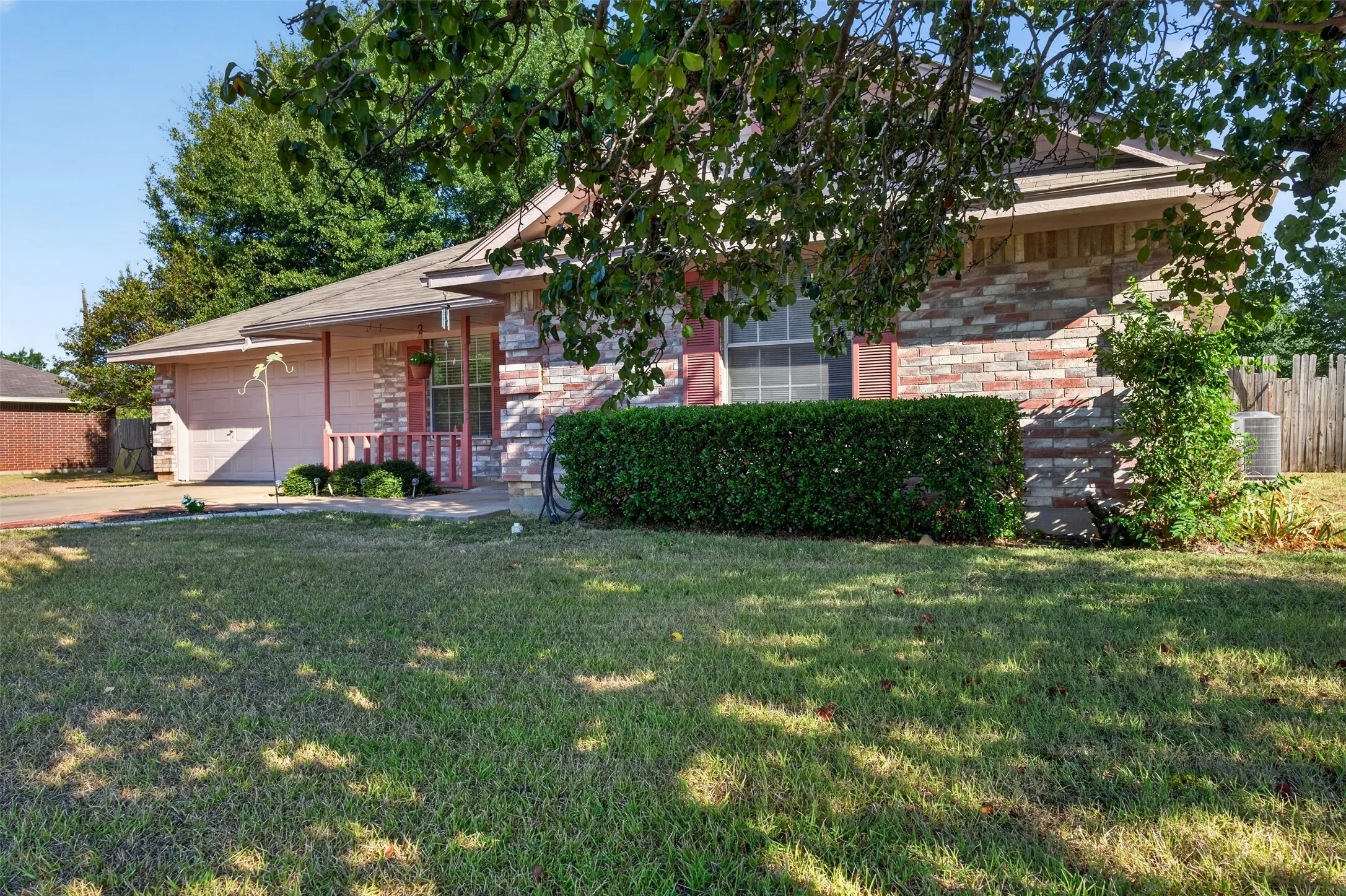 Single Family Residence For Sale in Johnson County , 711 Plum Street, Joshua, Texas 76058, 3 Bedroom, 2 Bathroom, 2 Garage spaces, 1,312 Sqft, built in 1994, mls#21392916, Real Estate Agent in Joshua, Homes For Sale in Johnson county, Homes For Sale in Joshua, Realtor in Joshua Texas, Real Estate Brokerage Independent Realty Texas, Luminita Cordes Realtor