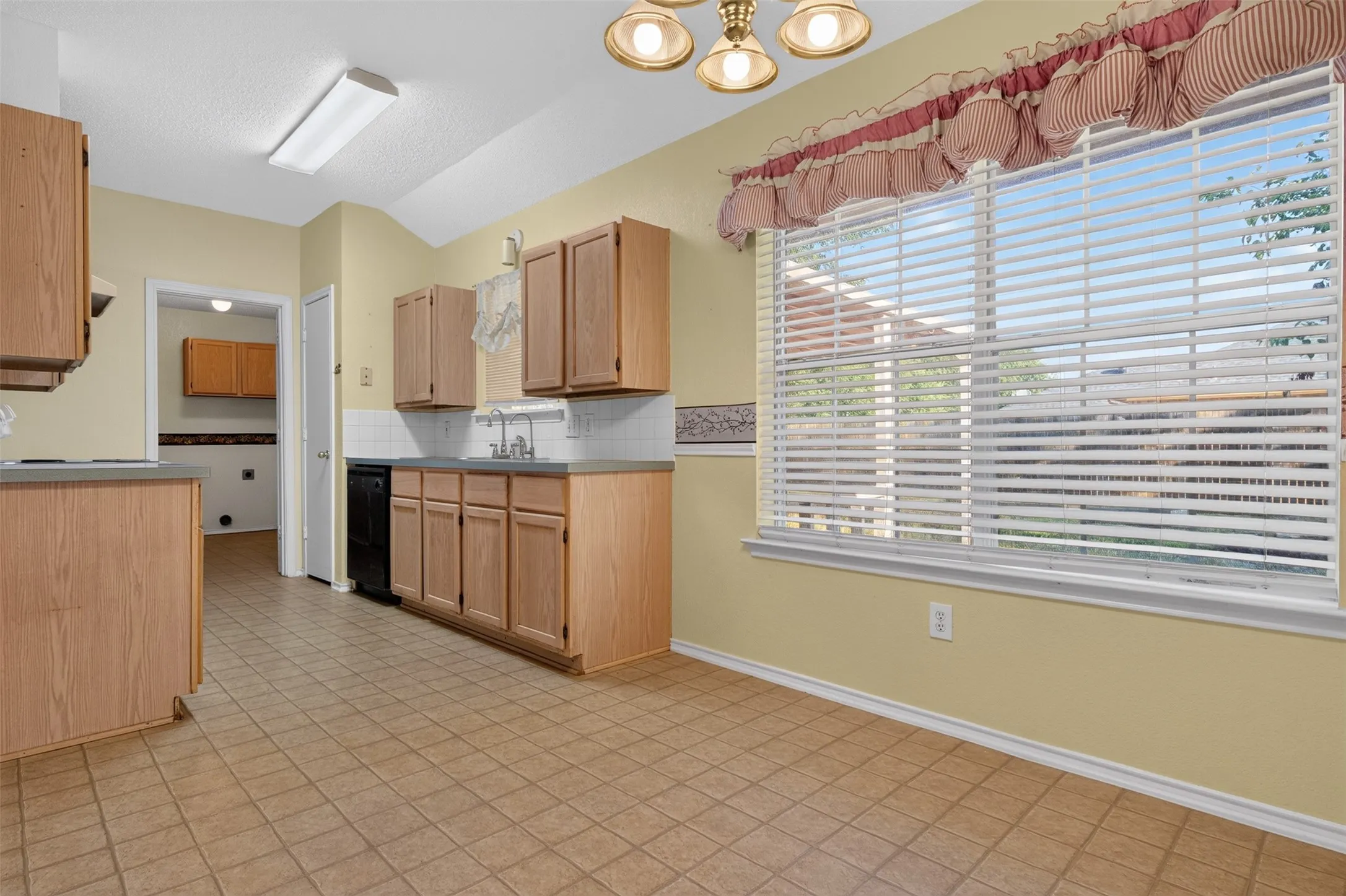 Single Family Residence For Sale in Johnson County , 711 Plum Street, Joshua, Texas 76058, 3 Bedroom, 2 Bathroom, 2 Garage spaces, 1,312 Sqft, built in 1994, mls#21392916, Real Estate Agent in Joshua, Homes For Sale in Johnson county, Homes For Sale in Joshua, Realtor in Joshua Texas, Real Estate Brokerage Independent Realty Texas, Luminita Cordes Realtor