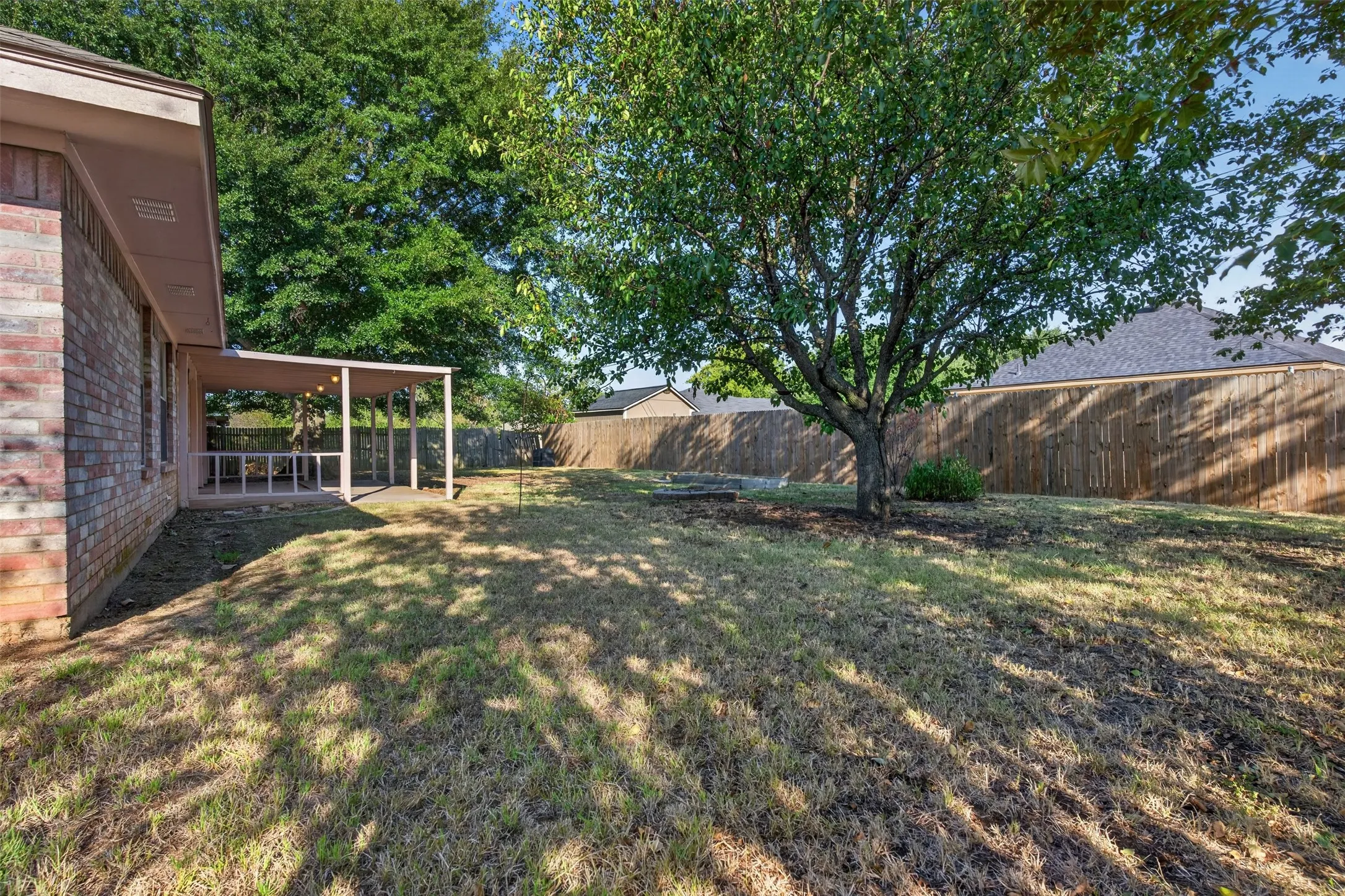 Single Family Residence For Sale in Johnson County , 711 Plum Street, Joshua, Texas 76058, 3 Bedroom, 2 Bathroom, 2 Garage spaces, 1,312 Sqft, built in 1994, mls#21392916, Real Estate Agent in Joshua, Homes For Sale in Johnson county, Homes For Sale in Joshua, Realtor in Joshua Texas, Real Estate Brokerage Independent Realty Texas, Luminita Cordes Realtor