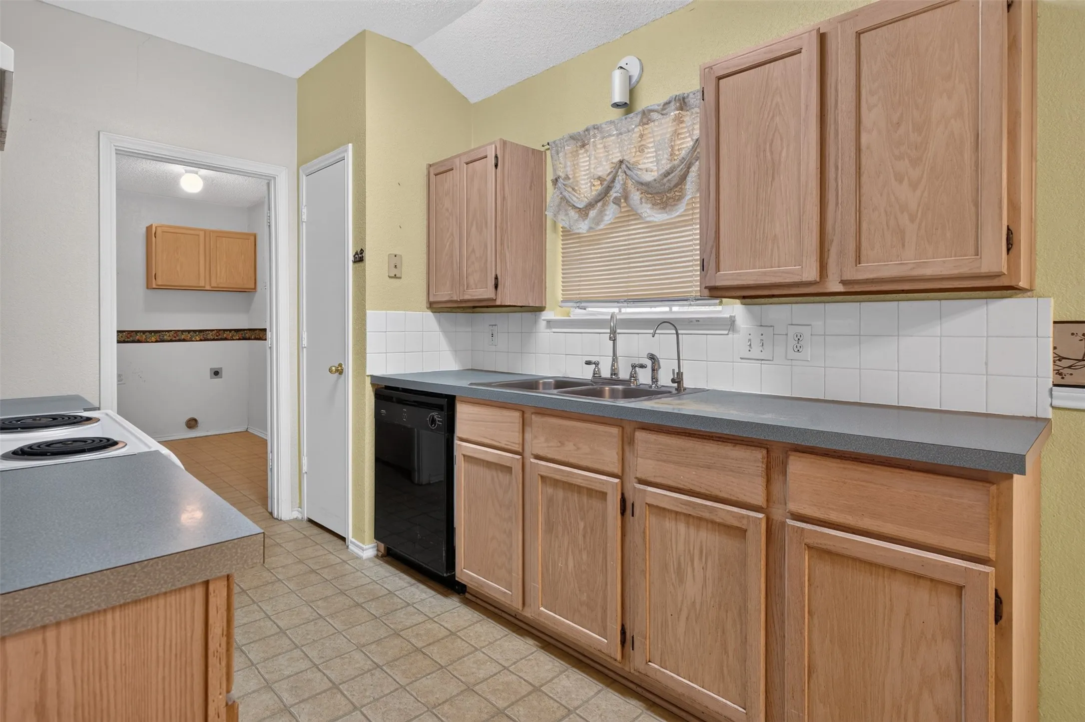 Single Family Residence For Sale in Johnson County , 711 Plum Street, Joshua, Texas 76058, 3 Bedroom, 2 Bathroom, 2 Garage spaces, 1,312 Sqft, built in 1994, mls#21392916, Real Estate Agent in Joshua, Homes For Sale in Johnson county, Homes For Sale in Joshua, Realtor in Joshua Texas, Real Estate Brokerage Independent Realty Texas, Luminita Cordes Realtor
