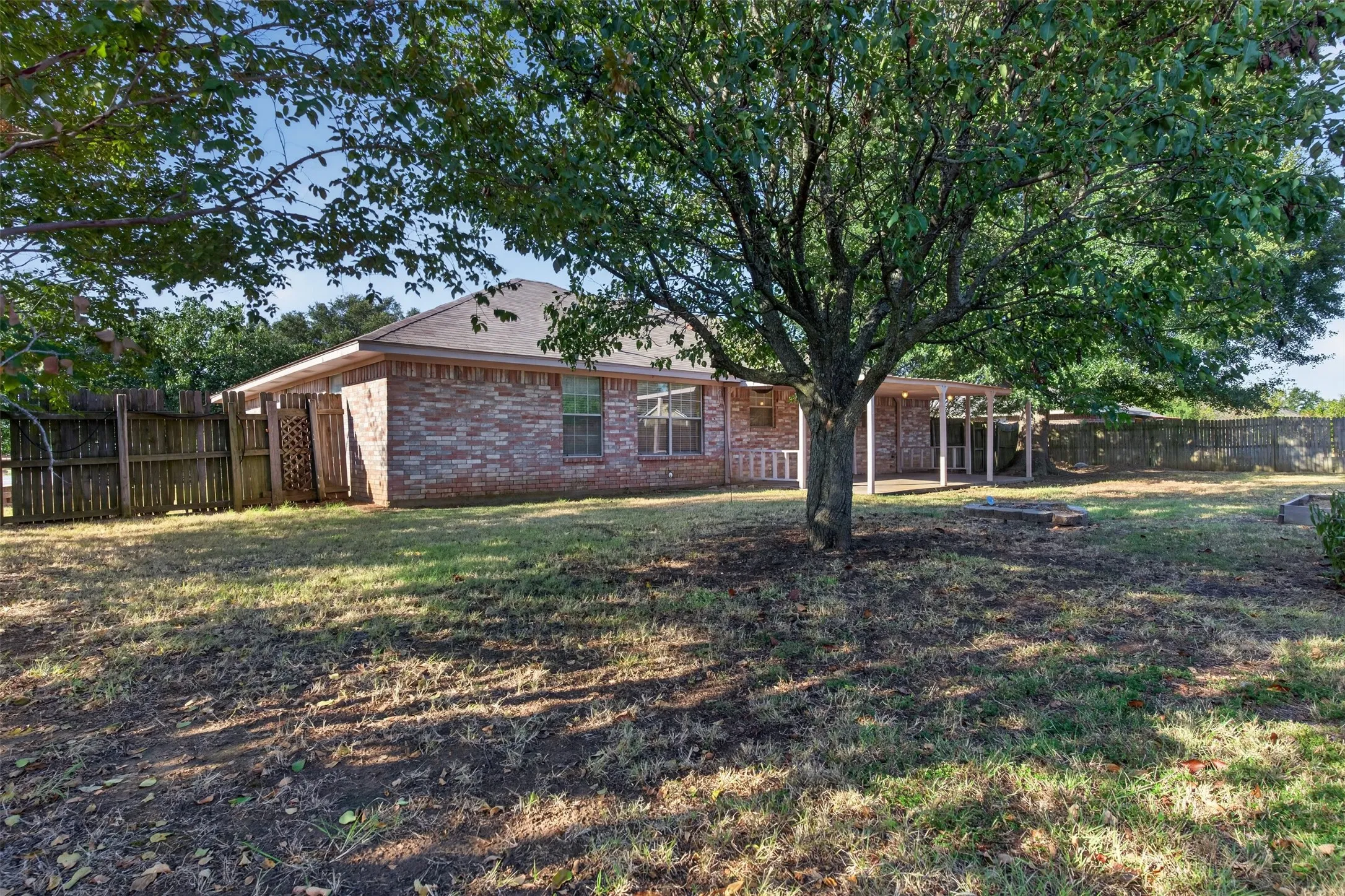 Single Family Residence For Sale in Johnson County , 711 Plum Street, Joshua, Texas 76058, 3 Bedroom, 2 Bathroom, 2 Garage spaces, 1,312 Sqft, built in 1994, mls#21392916, Real Estate Agent in Joshua, Homes For Sale in Johnson county, Homes For Sale in Joshua, Realtor in Joshua Texas, Real Estate Brokerage Independent Realty Texas, Luminita Cordes Realtor