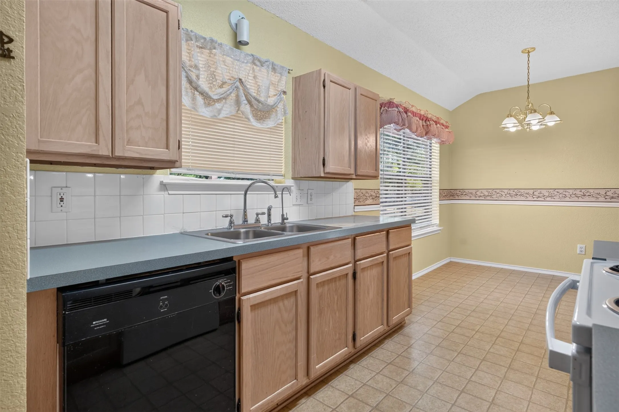 Single Family Residence For Sale in Johnson County , 711 Plum Street, Joshua, Texas 76058, 3 Bedroom, 2 Bathroom, 2 Garage spaces, 1,312 Sqft, built in 1994, mls#21392916, Real Estate Agent in Joshua, Homes For Sale in Johnson county, Homes For Sale in Joshua, Realtor in Joshua Texas, Real Estate Brokerage Independent Realty Texas, Luminita Cordes Realtor