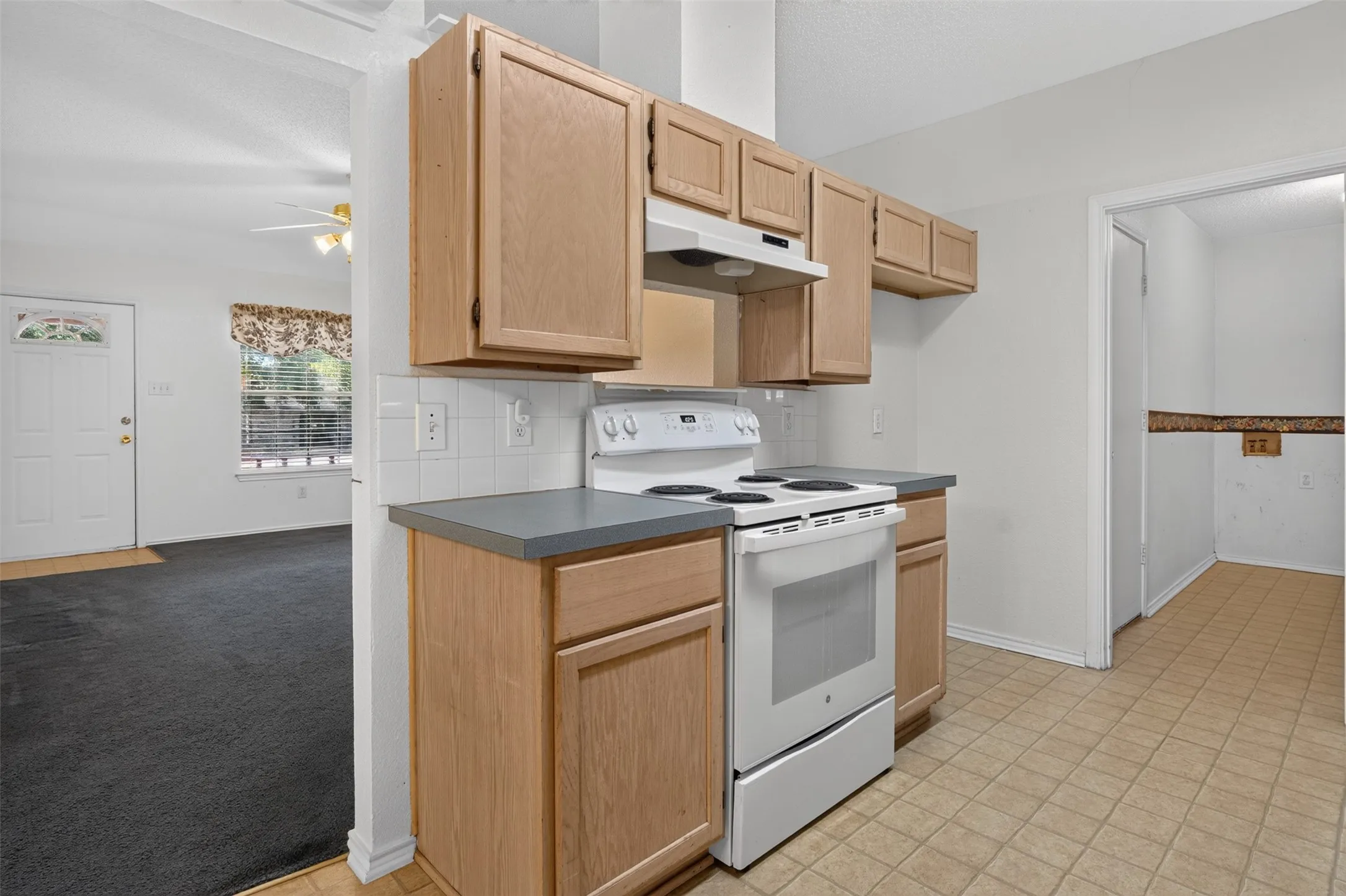 Single Family Residence For Sale in Johnson County , 711 Plum Street, Joshua, Texas 76058, 3 Bedroom, 2 Bathroom, 2 Garage spaces, 1,312 Sqft, built in 1994, mls#21392916, Real Estate Agent in Joshua, Homes For Sale in Johnson county, Homes For Sale in Joshua, Realtor in Joshua Texas, Real Estate Brokerage Independent Realty Texas, Luminita Cordes Realtor