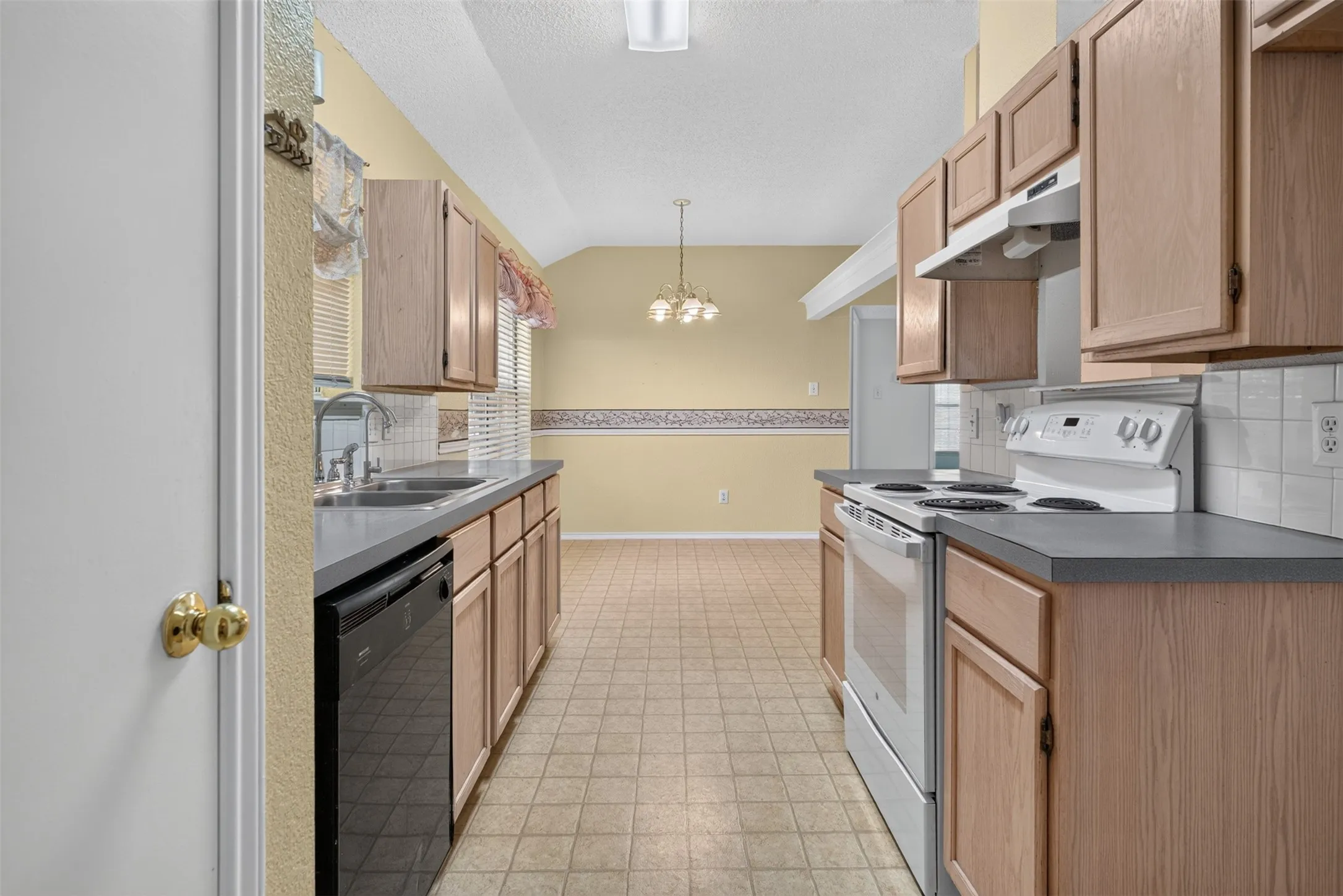 Single Family Residence For Sale in Johnson County , 711 Plum Street, Joshua, Texas 76058, 3 Bedroom, 2 Bathroom, 2 Garage spaces, 1,312 Sqft, built in 1994, mls#21392916, Real Estate Agent in Joshua, Homes For Sale in Johnson county, Homes For Sale in Joshua, Realtor in Joshua Texas, Real Estate Brokerage Independent Realty Texas, Luminita Cordes Realtor