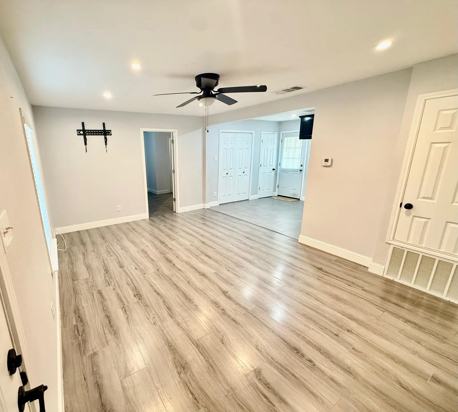 Single Family Residence For Rent in Dallas County , 1605 Crestridge Drive, Mesquite, Texas 75149, 3 Bedroom, 2 Bathroom, Garage spaces, 1,133 Sqft, built in 1955, mls#21394690, Real Estate Agent in Mesquite, Homes For Rent in Dallas county, Homes For Rent in Mesquite, Realtor in Mesquite Texas, Real Estate Brokerage Independent Realty Texas, Luminita Cordes Realtor