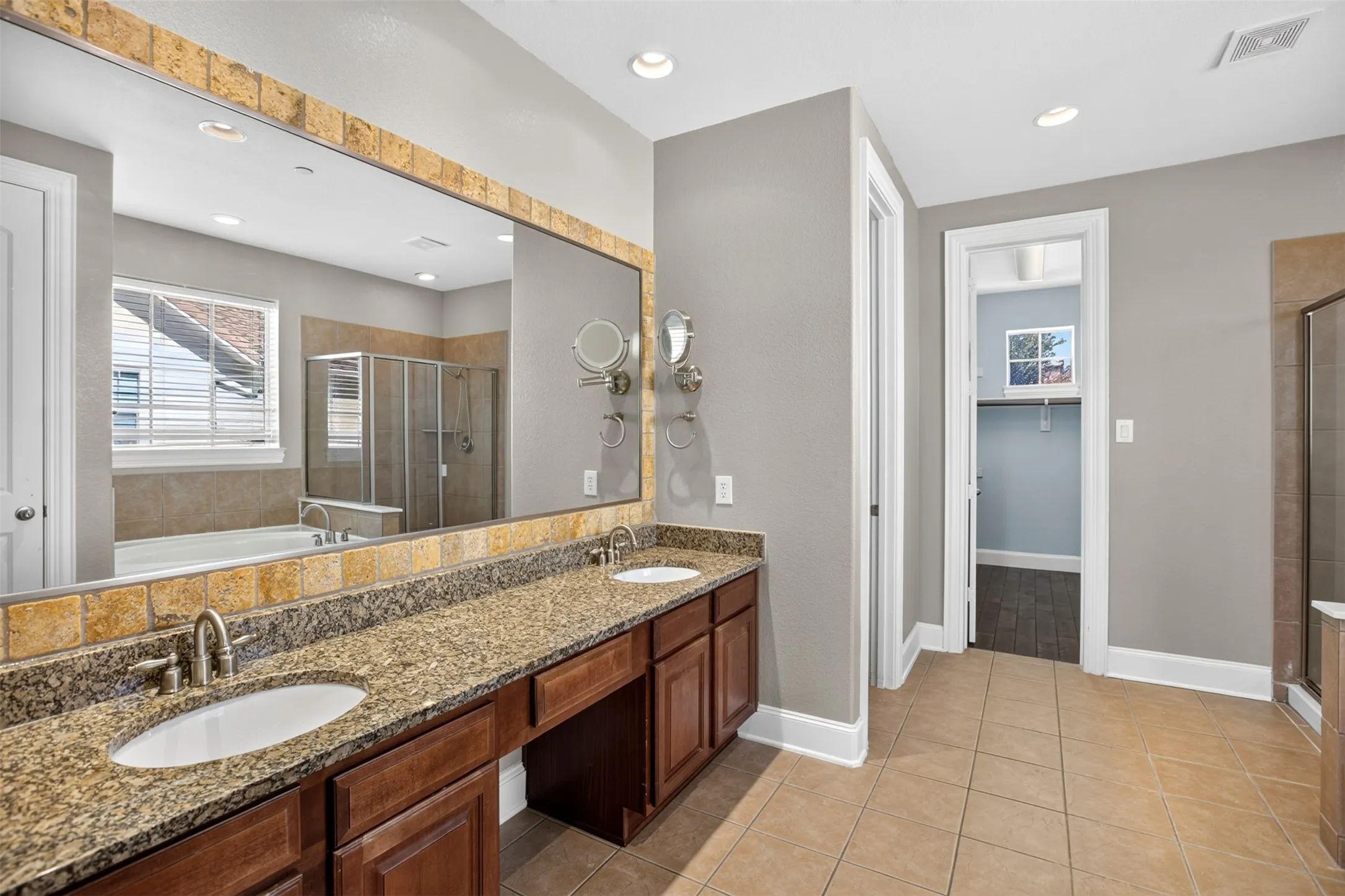Townhouse For Sale in Dallas County , 1563 Camino Lago, Irving, Texas 75039, 3 Bedroom, 3 Bathroom, 2 Garage spaces, 2,096 Sqft, built in 2007, mls#21380897, Real Estate Agent in Irving, Homes For Sale in Dallas county, Homes For Sale in Irving, Realtor in Irving Texas, Real Estate Brokerage Independent Realty Texas, Luminita Cordes Realtor