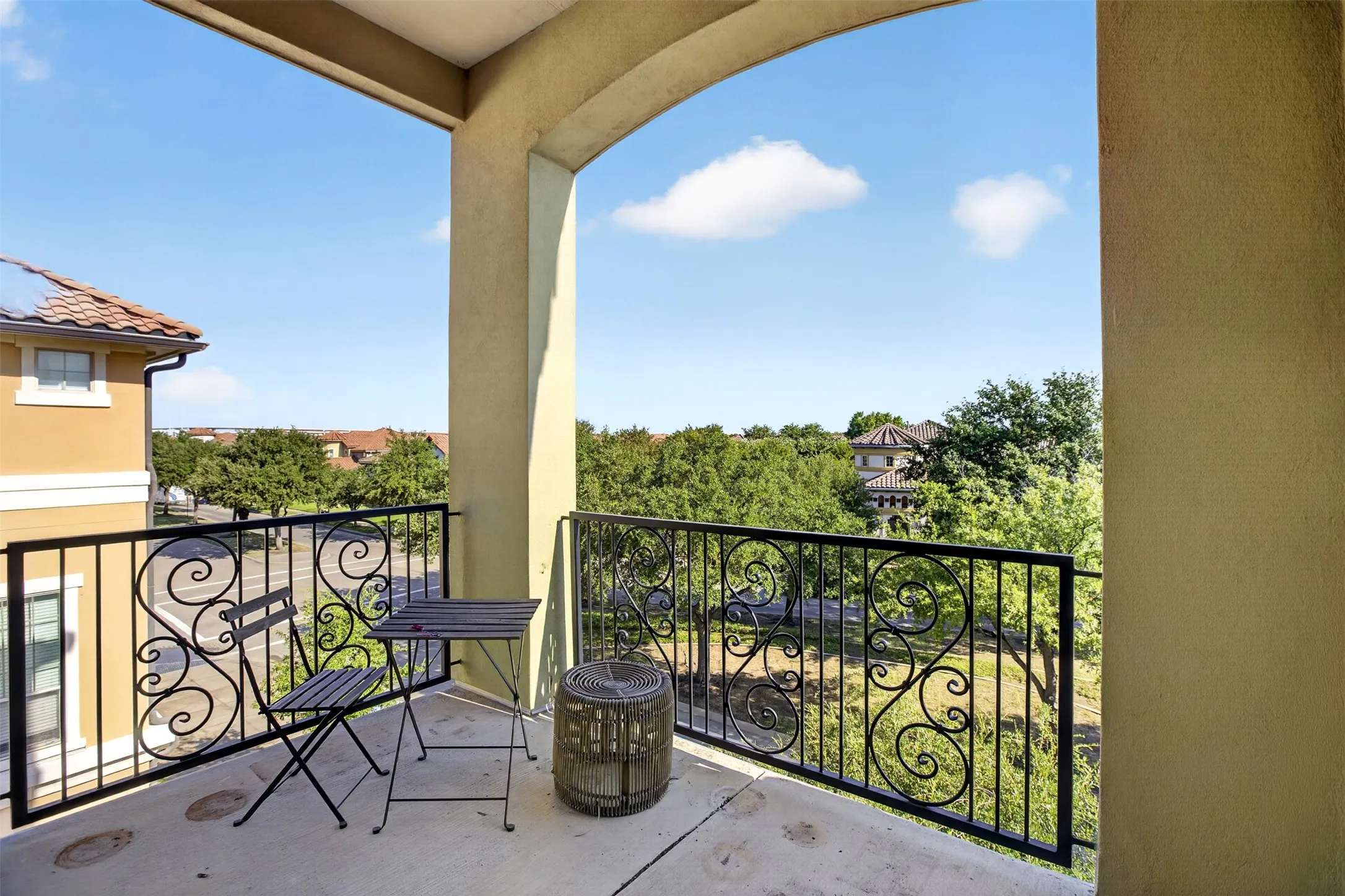 Townhouse For Sale in Dallas County , 1563 Camino Lago, Irving, Texas 75039, 3 Bedroom, 3 Bathroom, 2 Garage spaces, 2,096 Sqft, built in 2007, mls#21380897, Real Estate Agent in Irving, Homes For Sale in Dallas county, Homes For Sale in Irving, Realtor in Irving Texas, Real Estate Brokerage Independent Realty Texas, Luminita Cordes Realtor