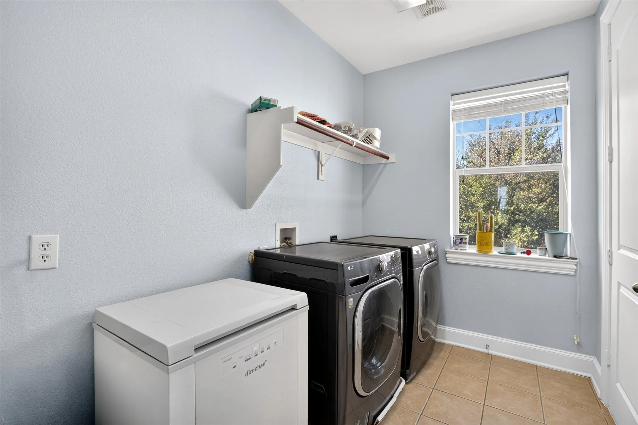 Townhouse For Sale in Dallas County , 1563 Camino Lago, Irving, Texas 75039, 3 Bedroom, 3 Bathroom, 2 Garage spaces, 2,096 Sqft, built in 2007, mls#21380897, Real Estate Agent in Irving, Homes For Sale in Dallas county, Homes For Sale in Irving, Realtor in Irving Texas, Real Estate Brokerage Independent Realty Texas, Luminita Cordes Realtor