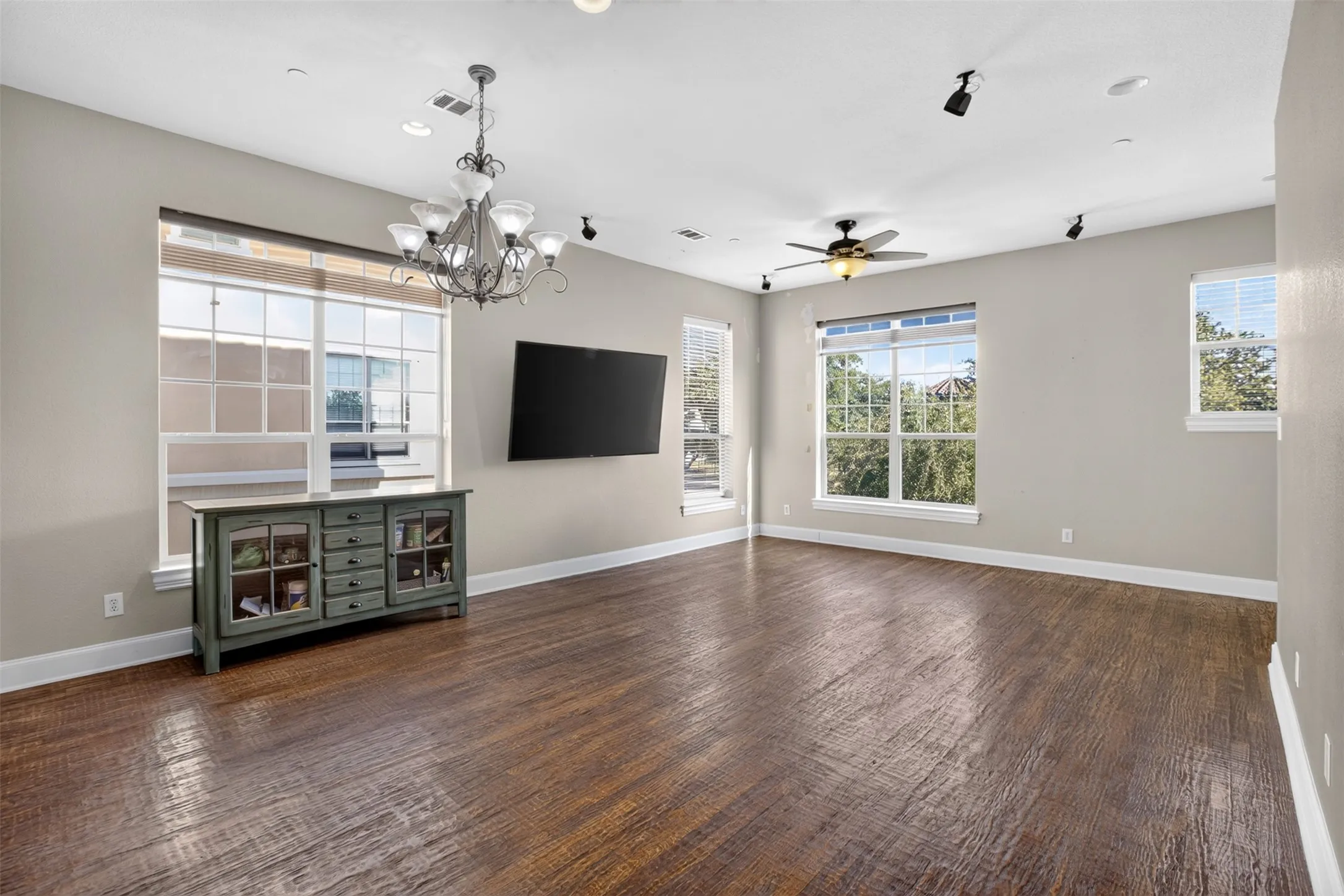 Townhouse For Sale in Dallas County , 1563 Camino Lago, Irving, Texas 75039, 3 Bedroom, 3 Bathroom, 2 Garage spaces, 2,096 Sqft, built in 2007, mls#21380897, Real Estate Agent in Irving, Homes For Sale in Dallas county, Homes For Sale in Irving, Realtor in Irving Texas, Real Estate Brokerage Independent Realty Texas, Luminita Cordes Realtor