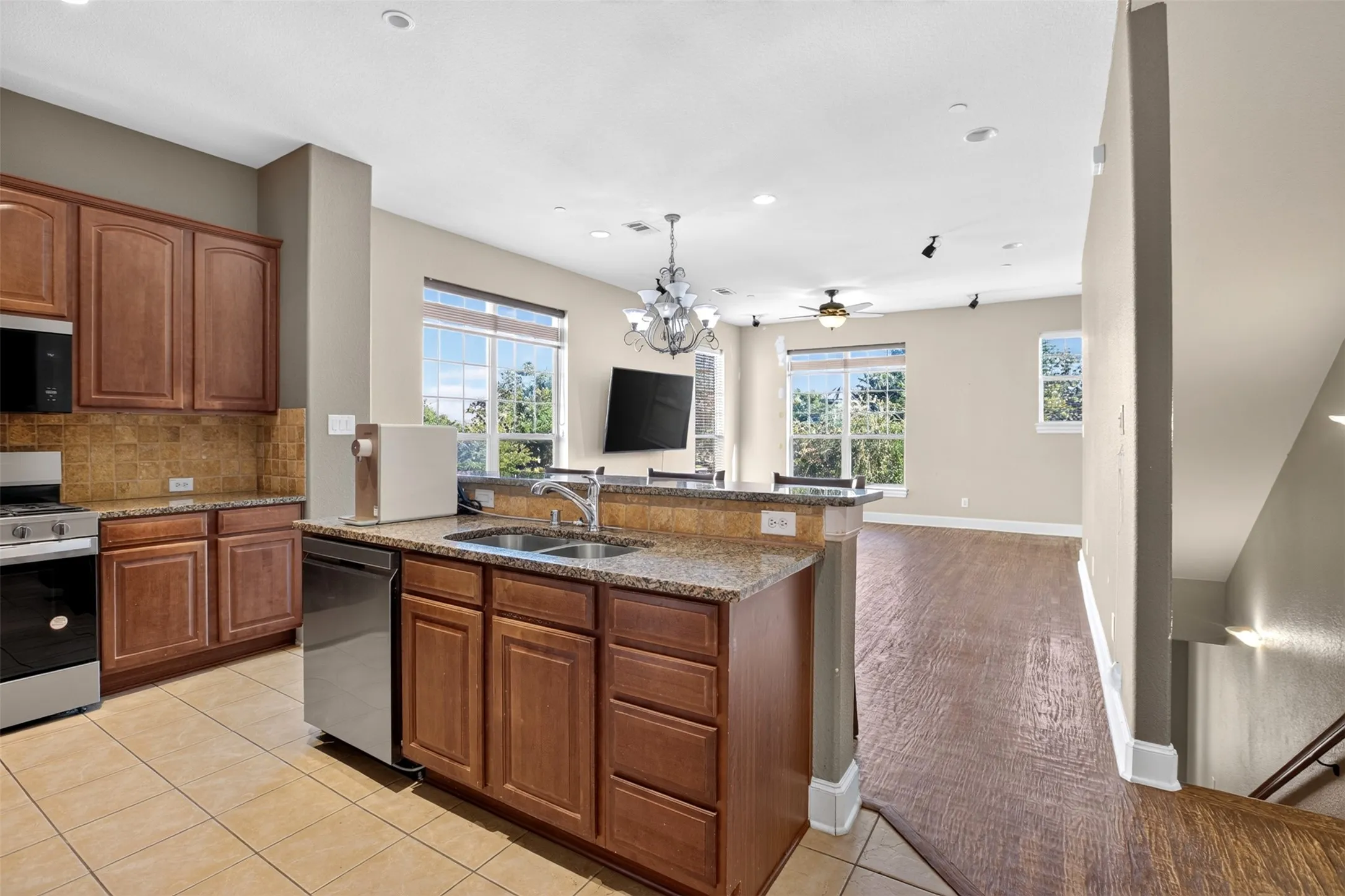 Townhouse For Sale in Dallas County , 1563 Camino Lago, Irving, Texas 75039, 3 Bedroom, 3 Bathroom, 2 Garage spaces, 2,096 Sqft, built in 2007, mls#21380897, Real Estate Agent in Irving, Homes For Sale in Dallas county, Homes For Sale in Irving, Realtor in Irving Texas, Real Estate Brokerage Independent Realty Texas, Luminita Cordes Realtor