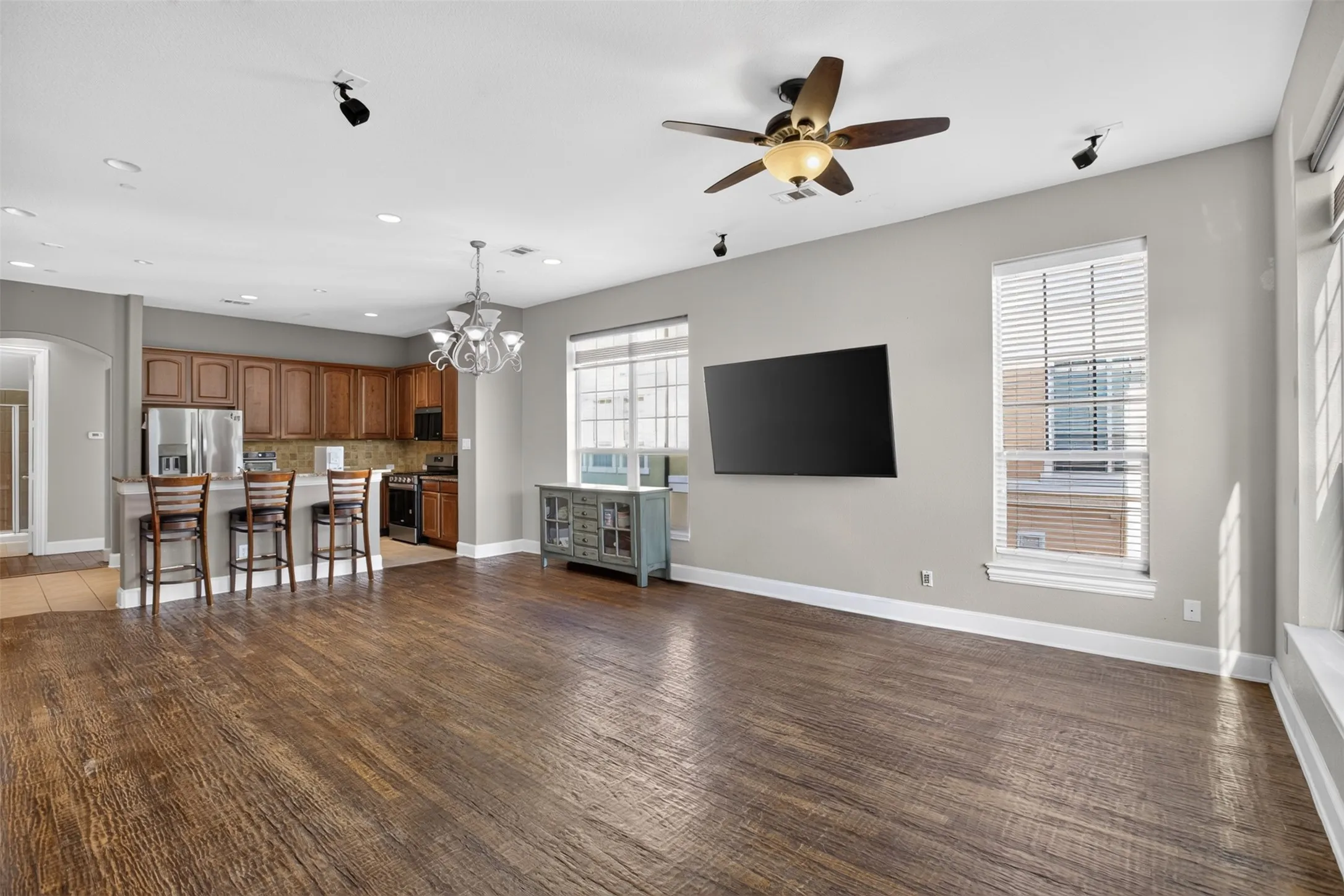 Townhouse For Sale in Dallas County , 1563 Camino Lago, Irving, Texas 75039, 3 Bedroom, 3 Bathroom, 2 Garage spaces, 2,096 Sqft, built in 2007, mls#21380897, Real Estate Agent in Irving, Homes For Sale in Dallas county, Homes For Sale in Irving, Realtor in Irving Texas, Real Estate Brokerage Independent Realty Texas, Luminita Cordes Realtor