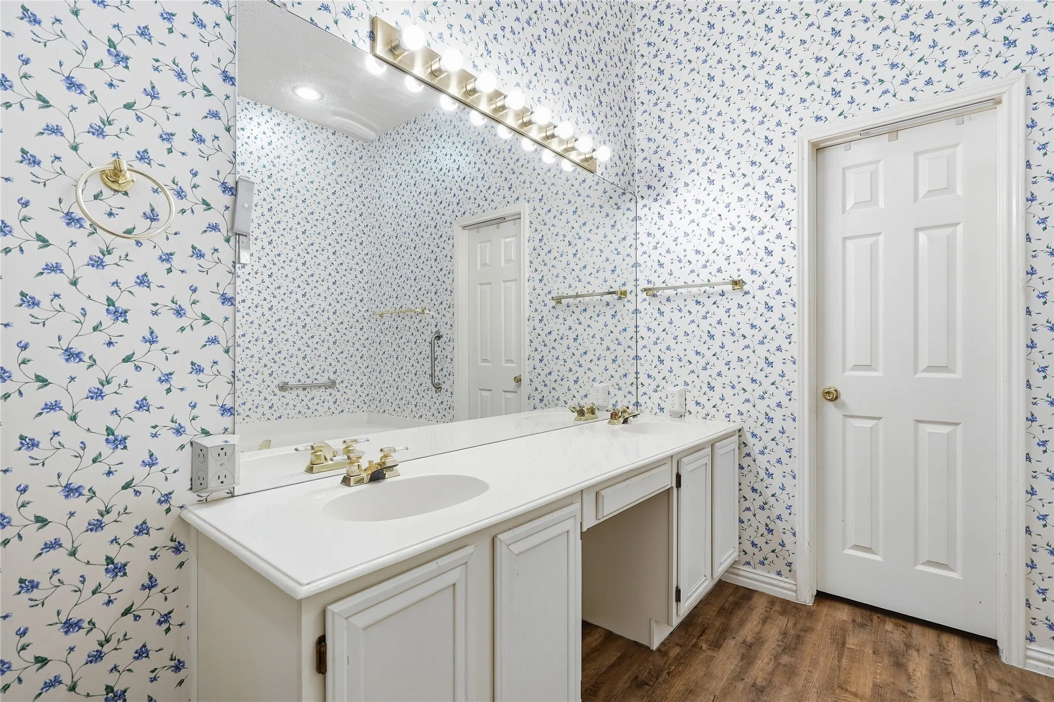 Single Family Residence For Sale in Tarrant County , 408 Pin Oak Trail, Keller, Texas 76248, 4 Bedroom, 2 Bathroom, 2 Garage spaces, 1,965 Sqft, built in 1995, mls#21393079, Real Estate Agent in Keller, Homes For Sale in Tarrant county, Homes For Sale in Keller, Realtor in Keller Texas, Real Estate Brokerage Independent Realty Texas, Luminita Cordes Realtor