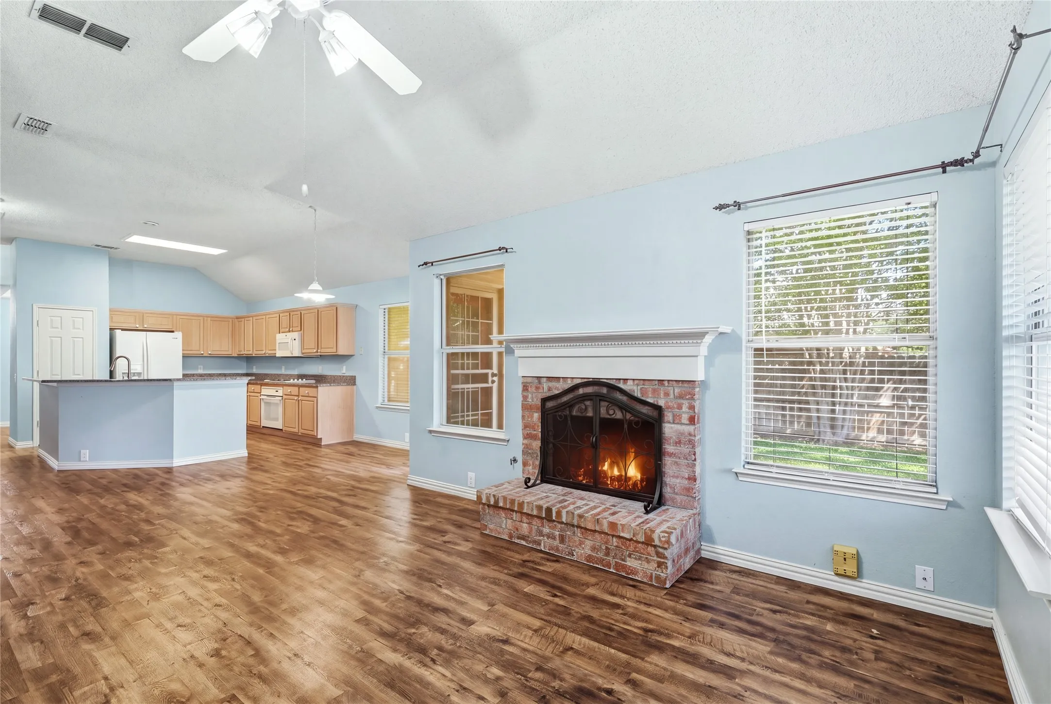 Single Family Residence For Sale in Tarrant County , 408 Pin Oak Trail, Keller, Texas 76248, 4 Bedroom, 2 Bathroom, 2 Garage spaces, 1,965 Sqft, built in 1995, mls#21393079, Real Estate Agent in Keller, Homes For Sale in Tarrant county, Homes For Sale in Keller, Realtor in Keller Texas, Real Estate Brokerage Independent Realty Texas, Luminita Cordes Realtor
