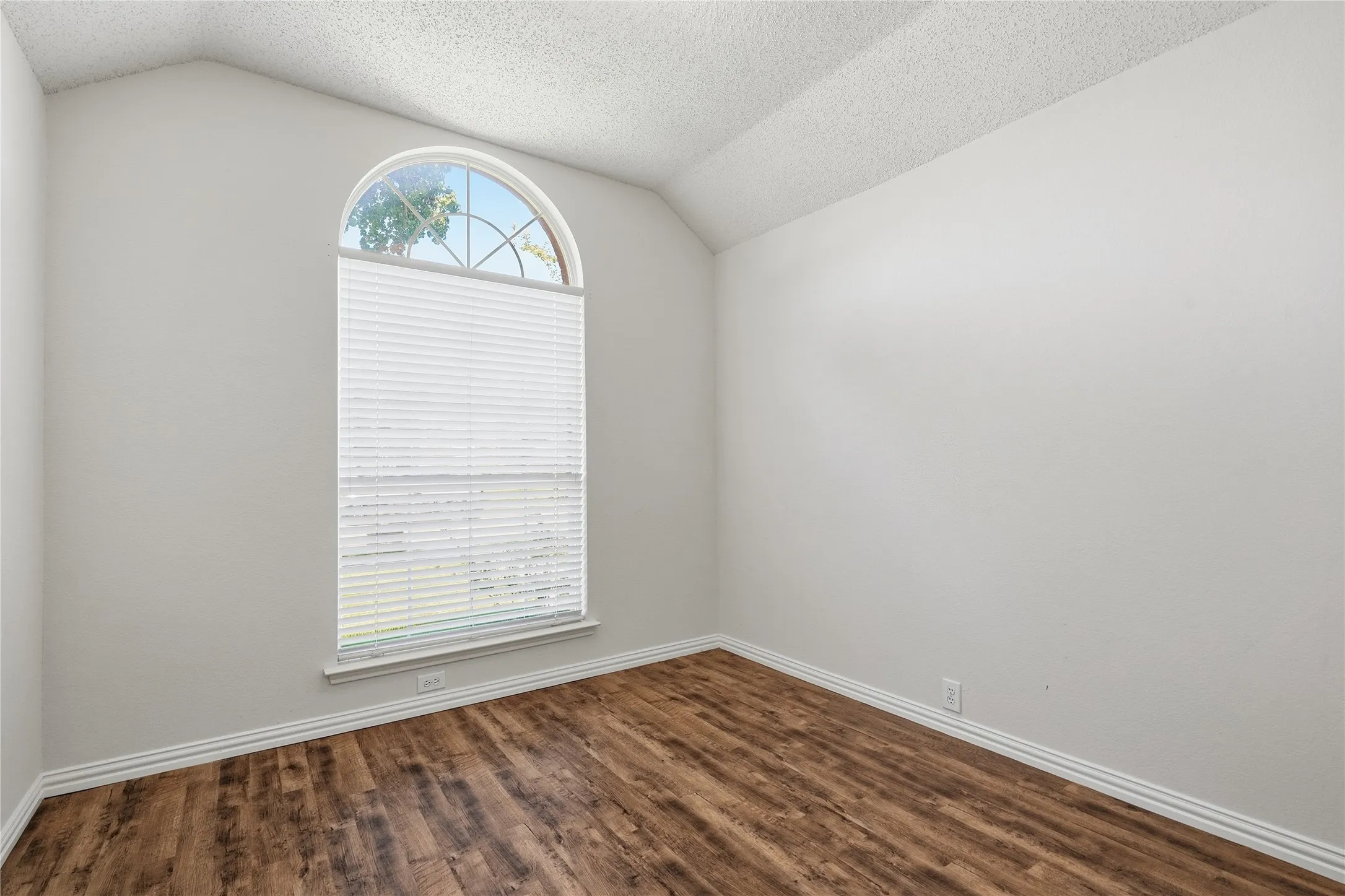 Single Family Residence For Sale in Tarrant County , 408 Pin Oak Trail, Keller, Texas 76248, 4 Bedroom, 2 Bathroom, 2 Garage spaces, 1,965 Sqft, built in 1995, mls#21393079, Real Estate Agent in Keller, Homes For Sale in Tarrant county, Homes For Sale in Keller, Realtor in Keller Texas, Real Estate Brokerage Independent Realty Texas, Luminita Cordes Realtor